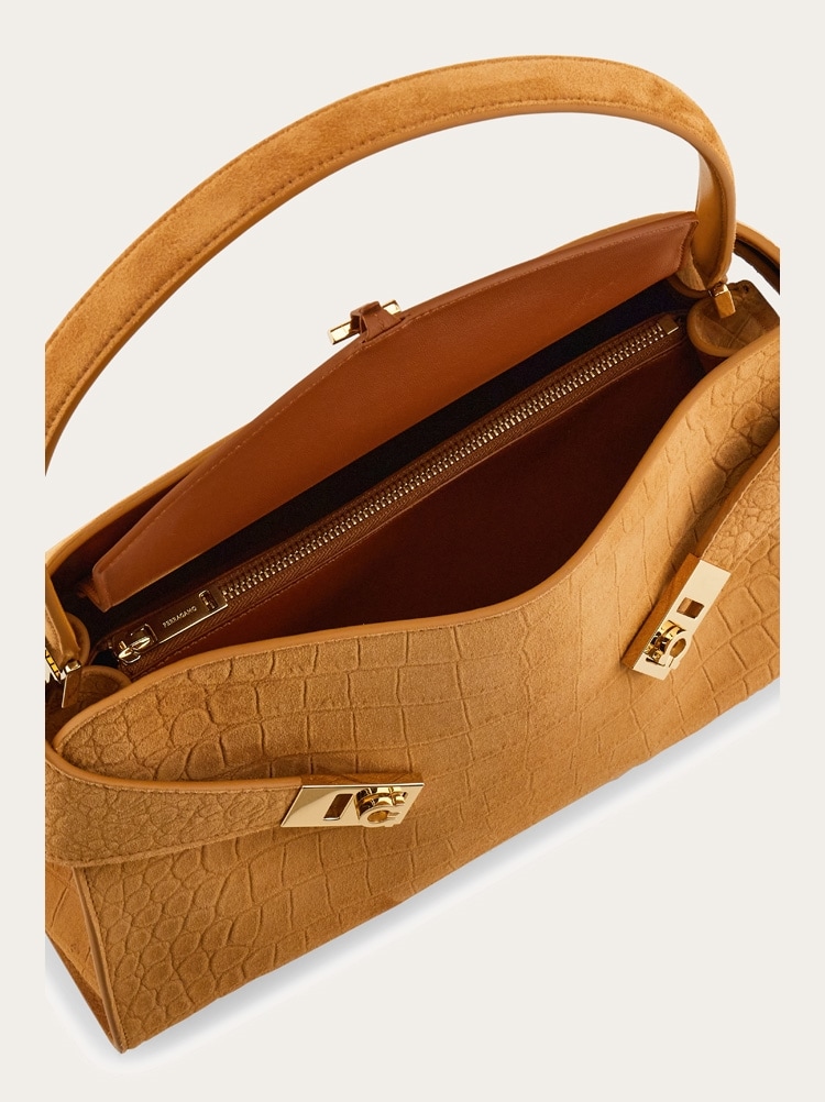 Hug soft shoulder bag (M) Gallery image 6