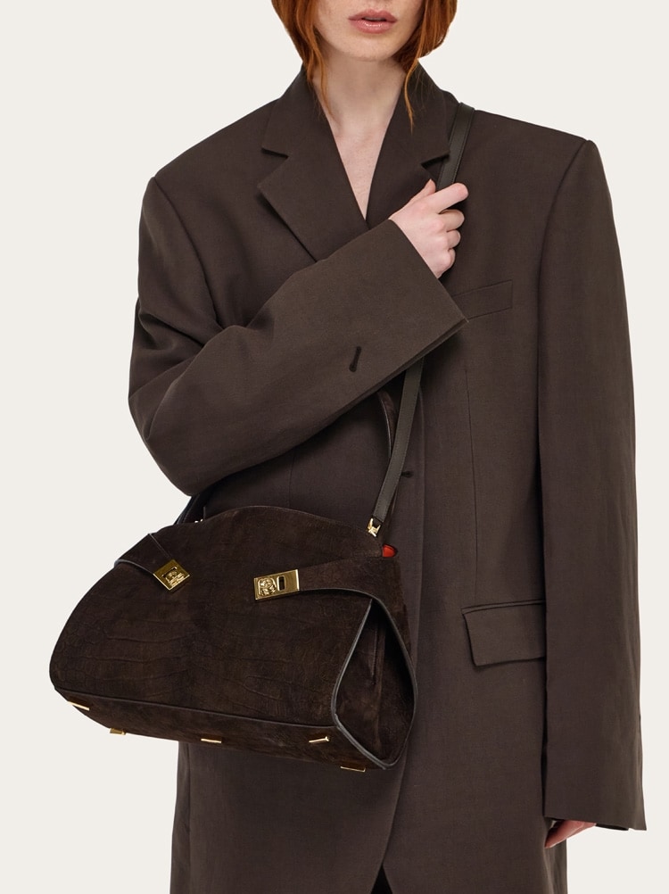 Hug soft shoulder bag (M) Gallery image 3