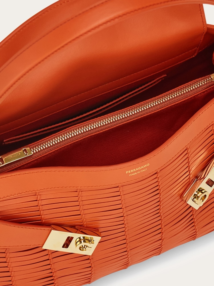 Hug handbag (M) Gallery image 4