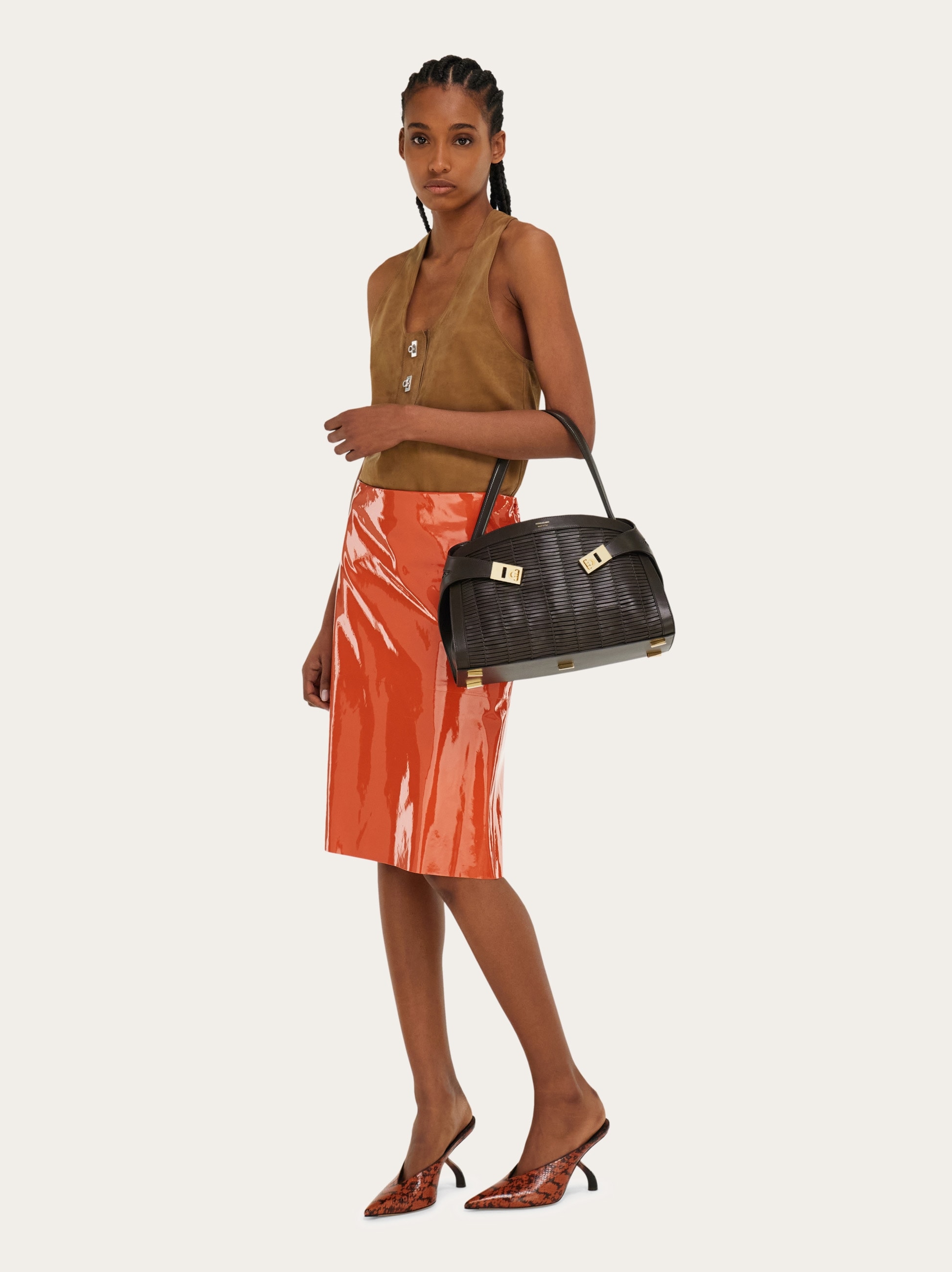 Hug ワンショルダーバッグ(M) - ウィメンズ | Ferragamo