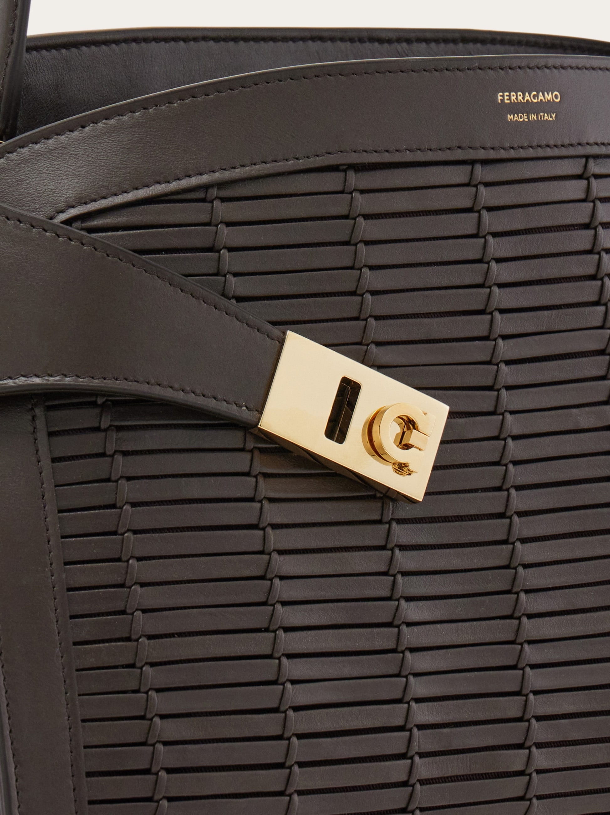 Hug ワンショルダーバッグ(M) - ウィメンズ | Ferragamo