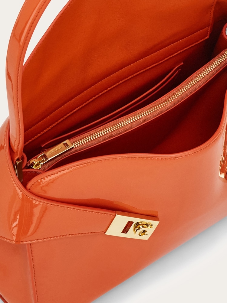 Hug soft shoulder bag (M) Gallery image 4