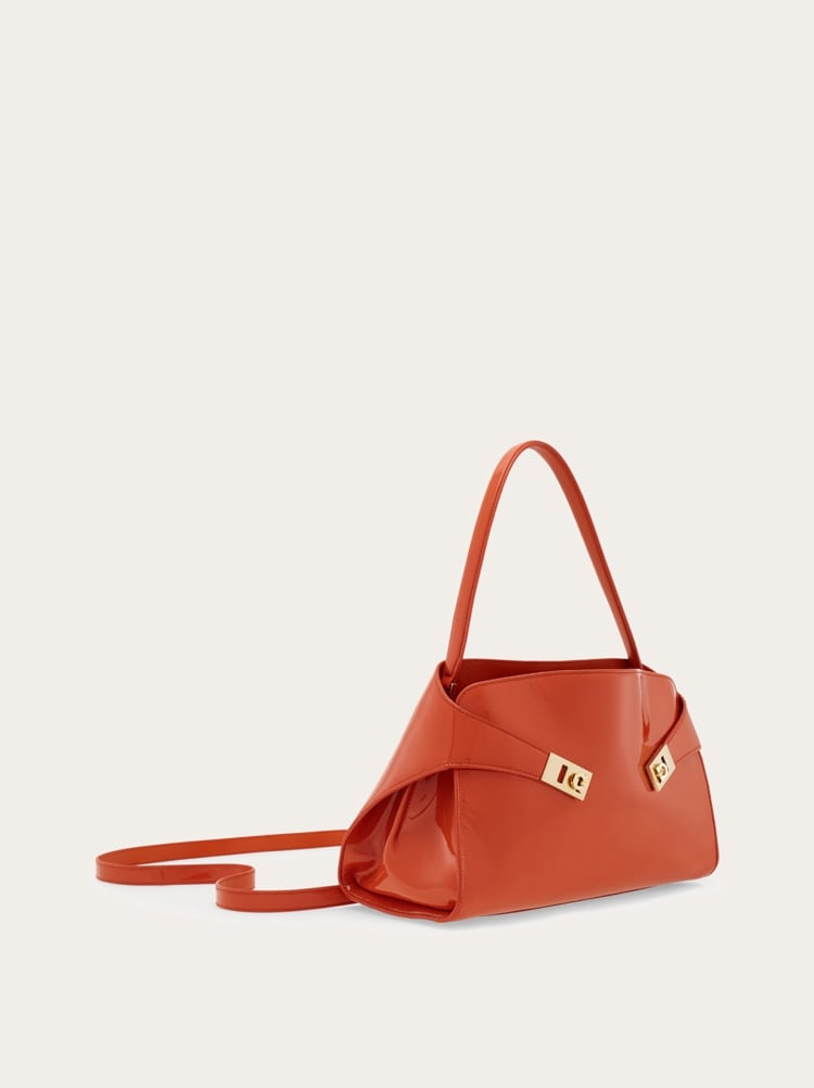 Hug soft shoulder bag (M) Gallery image 5