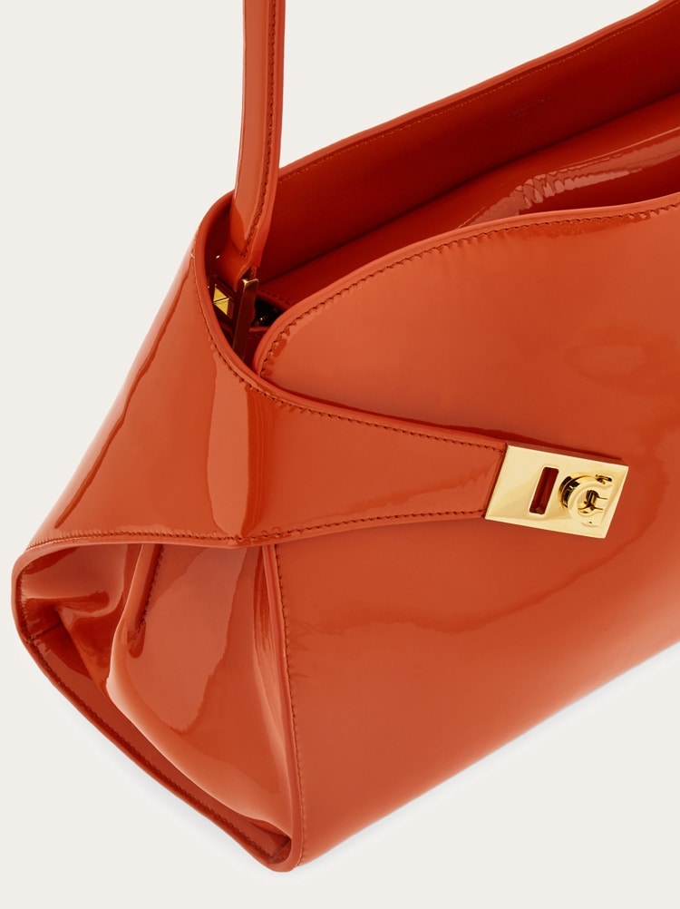 Hug soft shoulder bag (M) Gallery image 6