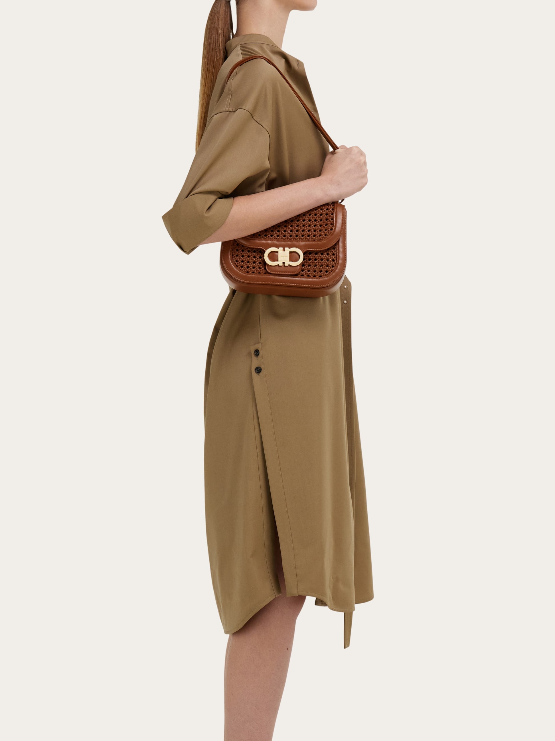【セナ様Salvatore Ferragamo ボディバック ガンチーニ　レザー Salvatore Ferragamo (サルヴァトーレフェラガモ) ガンチーニ