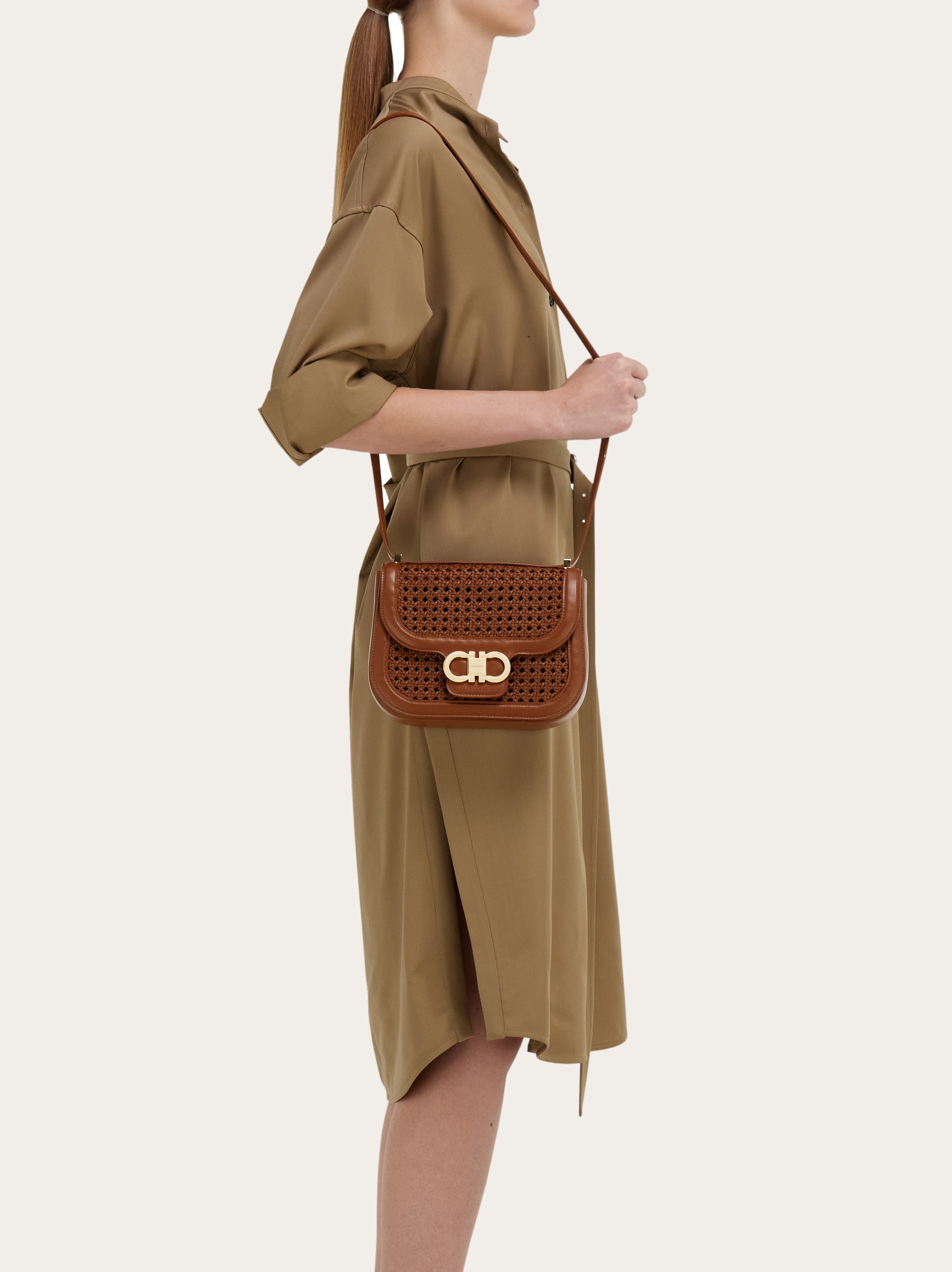 【セナ様Salvatore Ferragamo ボディバック ガンチーニ　レザー Salvatore Ferragamo (サルヴァトーレフェラガモ) メンズ ボディバッグ