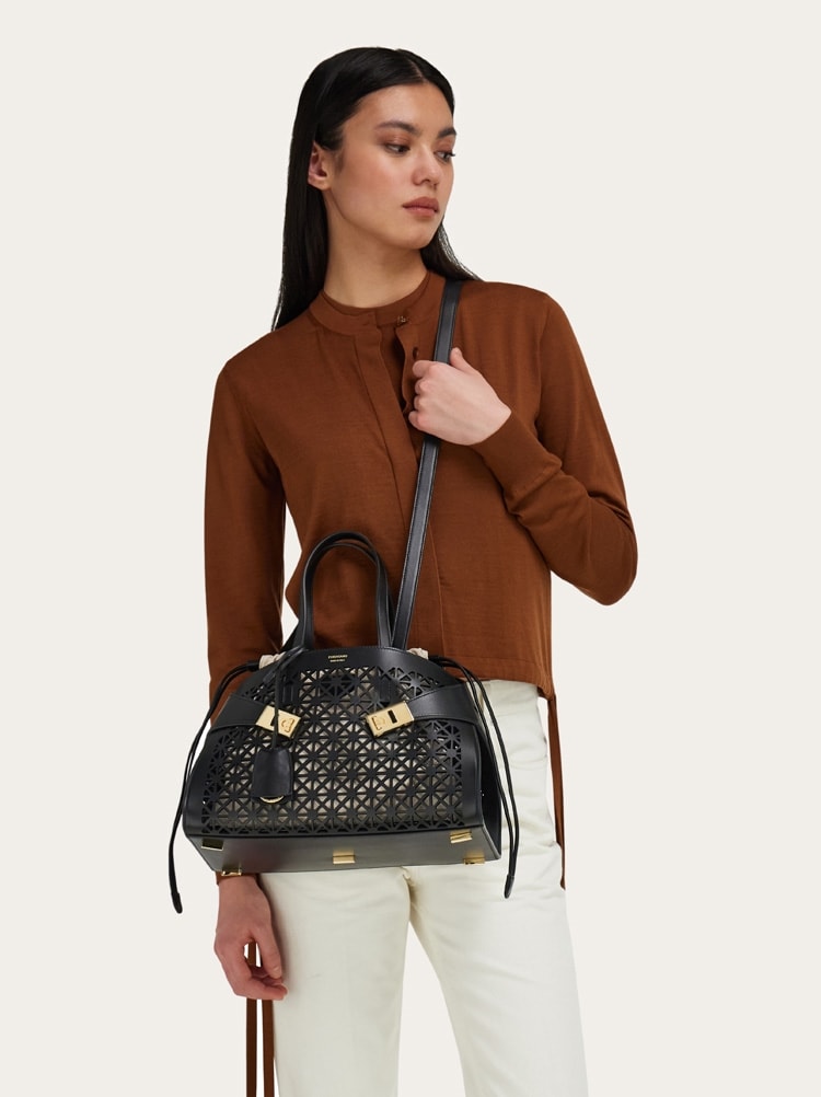 Hug handbag (M) Gallery image 3