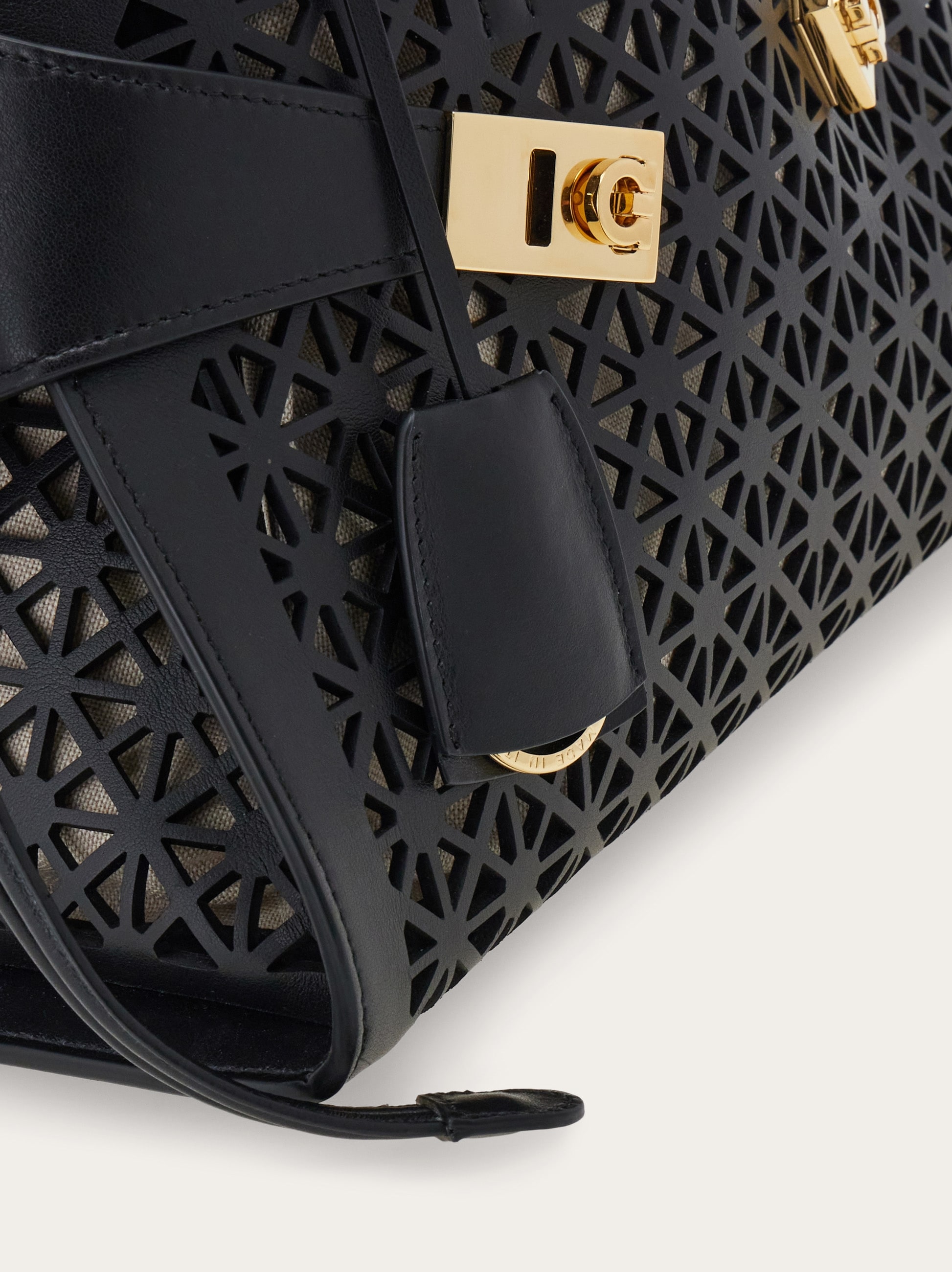 Hug handbag (M) - Women | Ferragamo