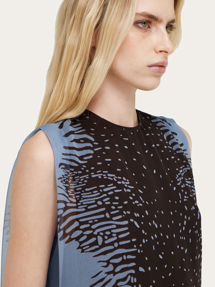 Vestido con flor Gallery image 4