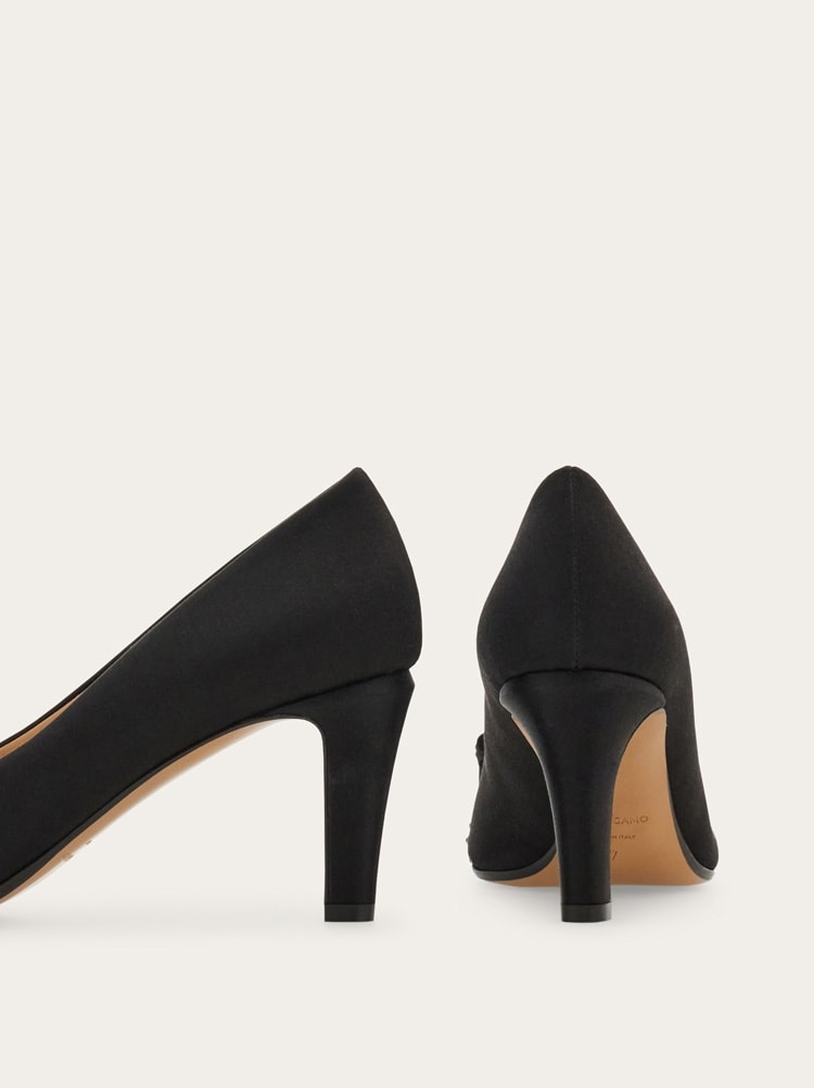 Vara bow pump with crystals Gallery image 7