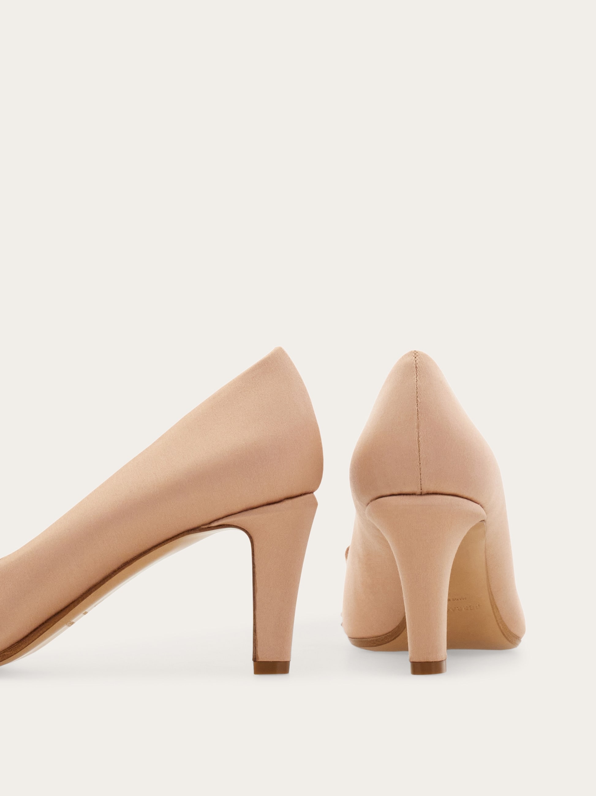 本体美品 23.5 フェラガモ ヴァラ リボン パンプス ヌードベージュ ヴァラ リボン パンプス - ウィメンズ | Ferragamo
