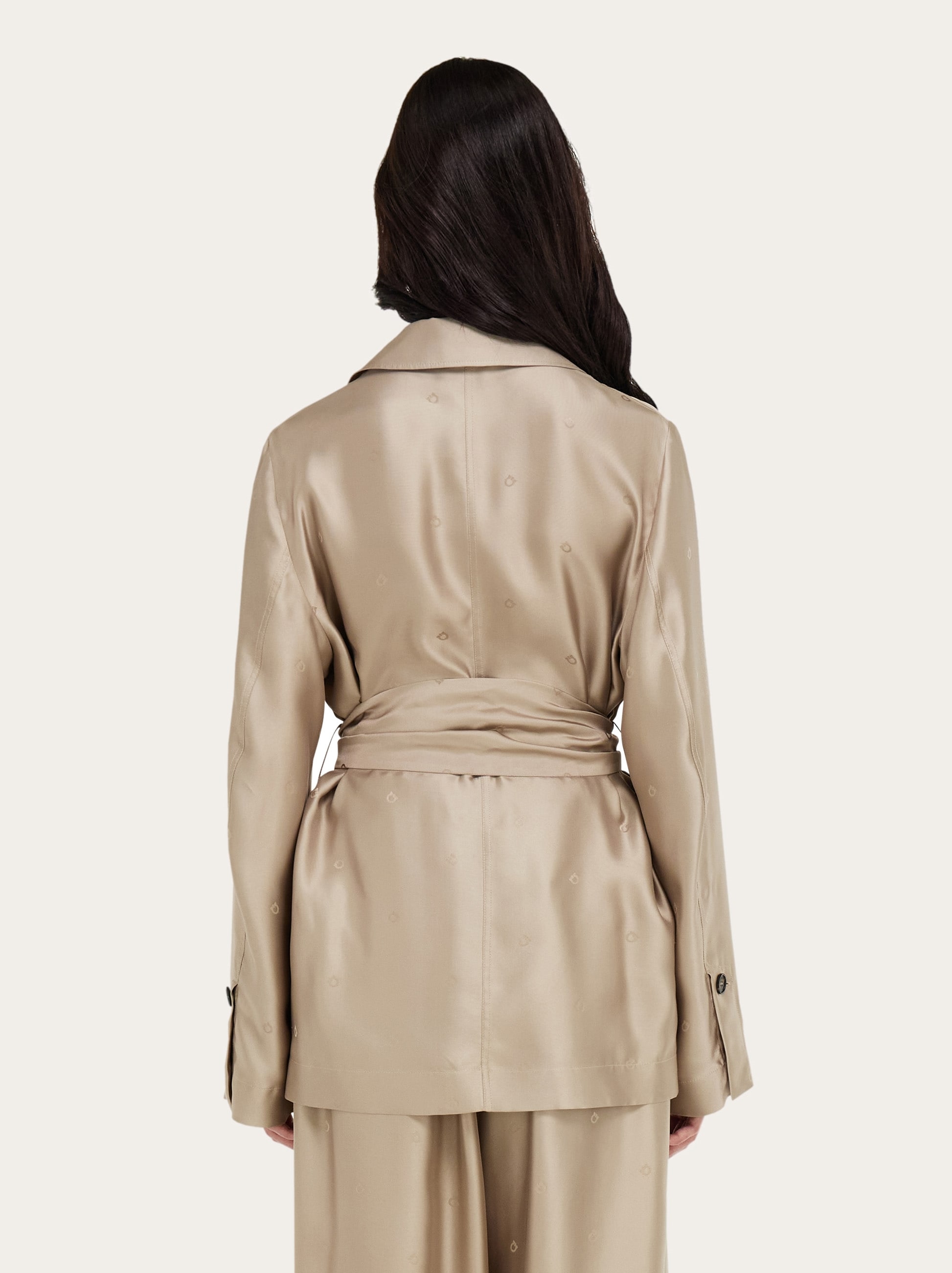 【大きいサイズ】Ferragamo テーラードジャケット 白 48 銀プレート Silk over shirt - Women | Ferragamo