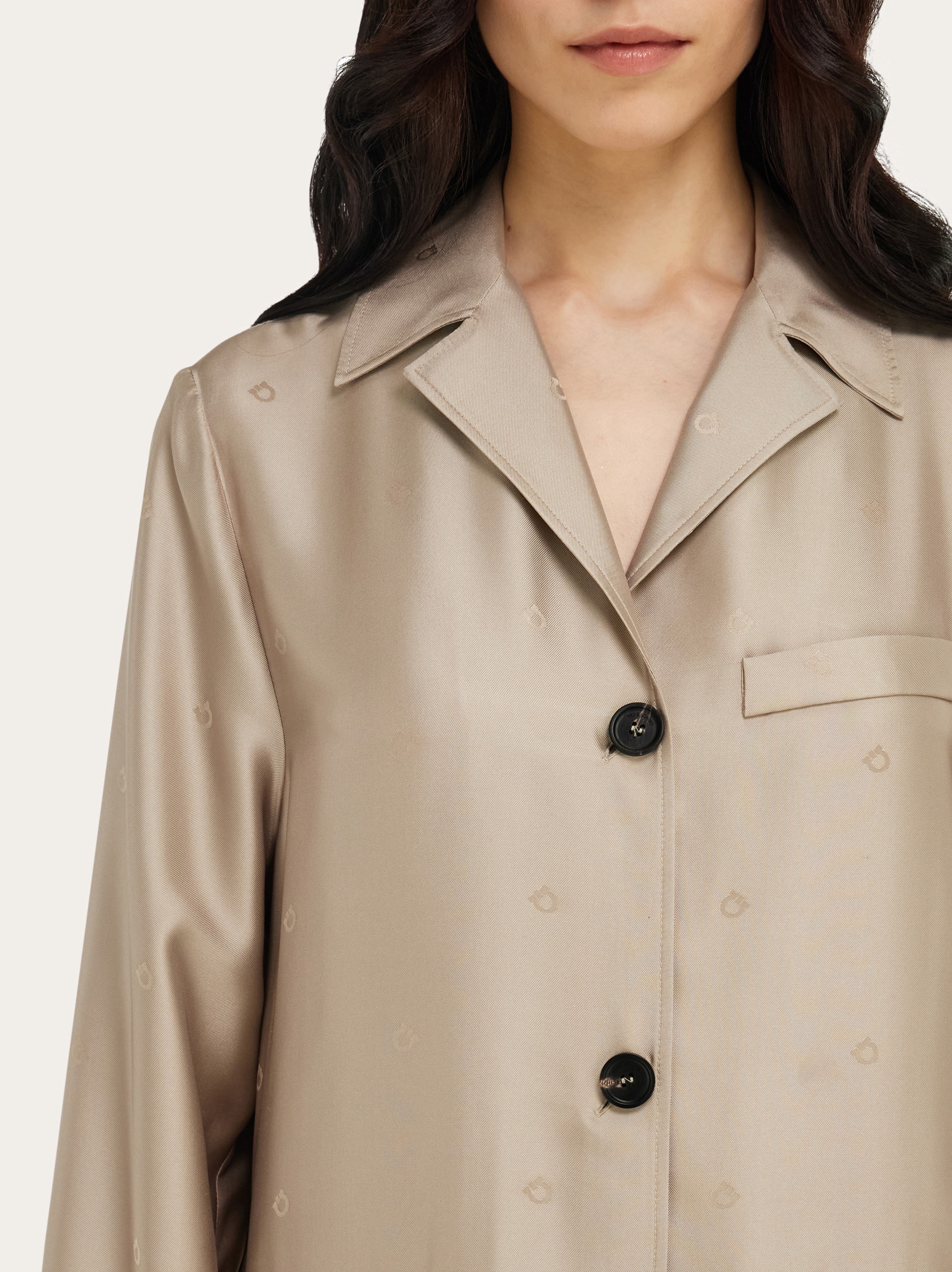 【大きいサイズ】Ferragamo テーラードジャケット 白 48 銀プレート Silk over shirt - Women | Ferragamo