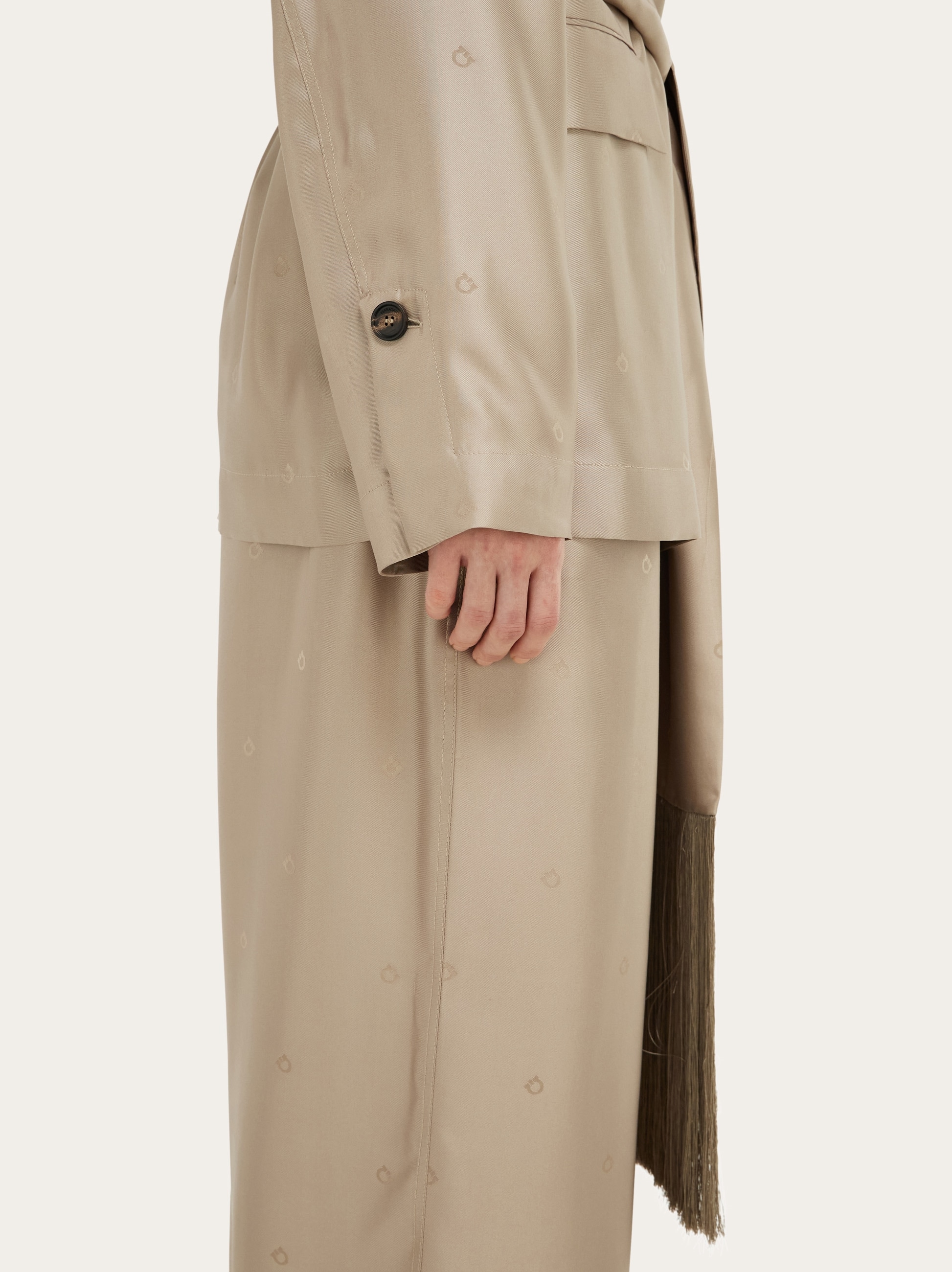 【大きいサイズ】Ferragamo テーラードジャケット 白 48 銀プレート Silk over shirt - Women | Ferragamo