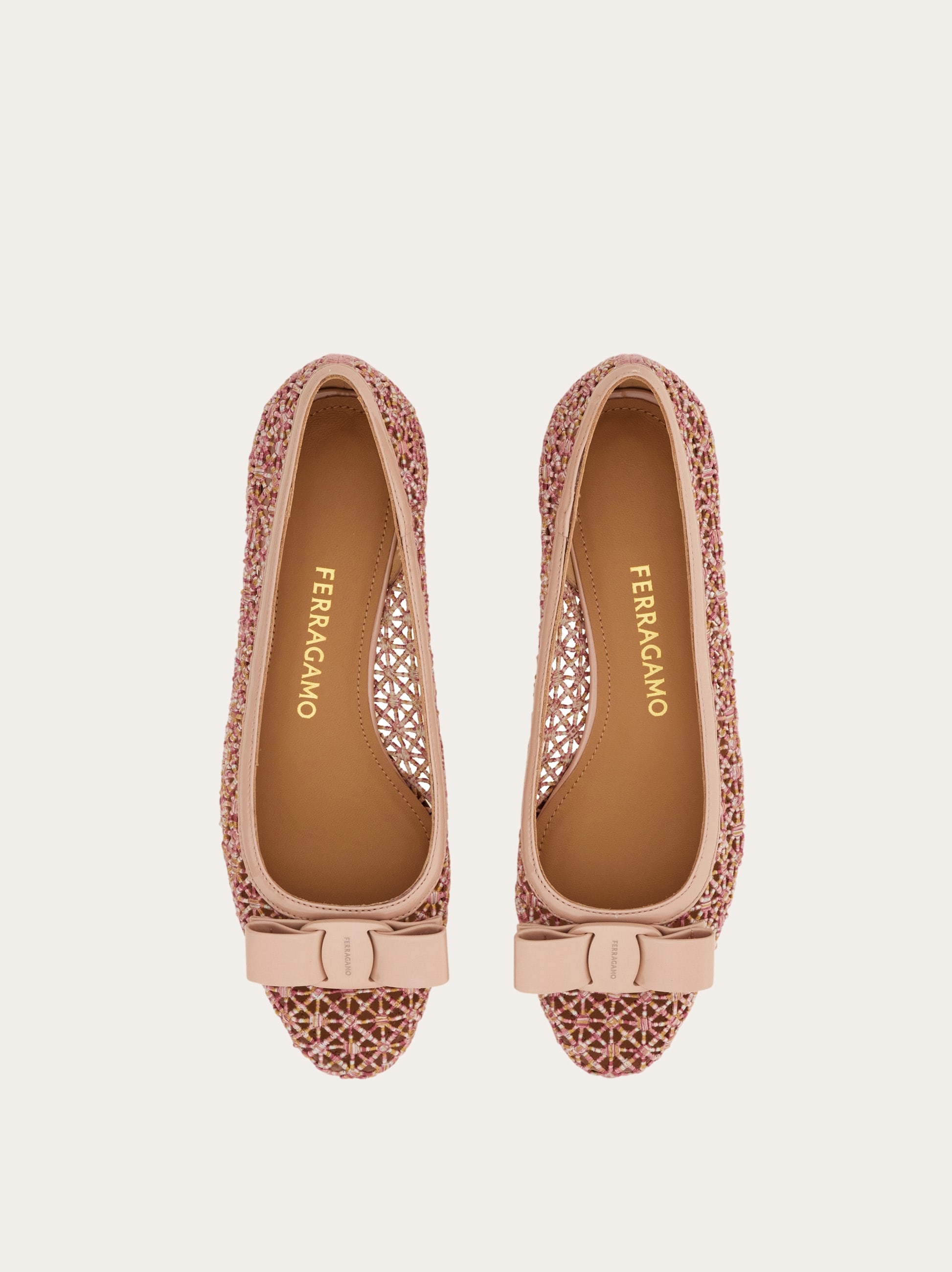 フェラガモ ヴァラリボン スタッズ フラットシューズ パンプス ピンクベージュ ヴァラ リボン パンプス - ウィメンズ | Ferragamo