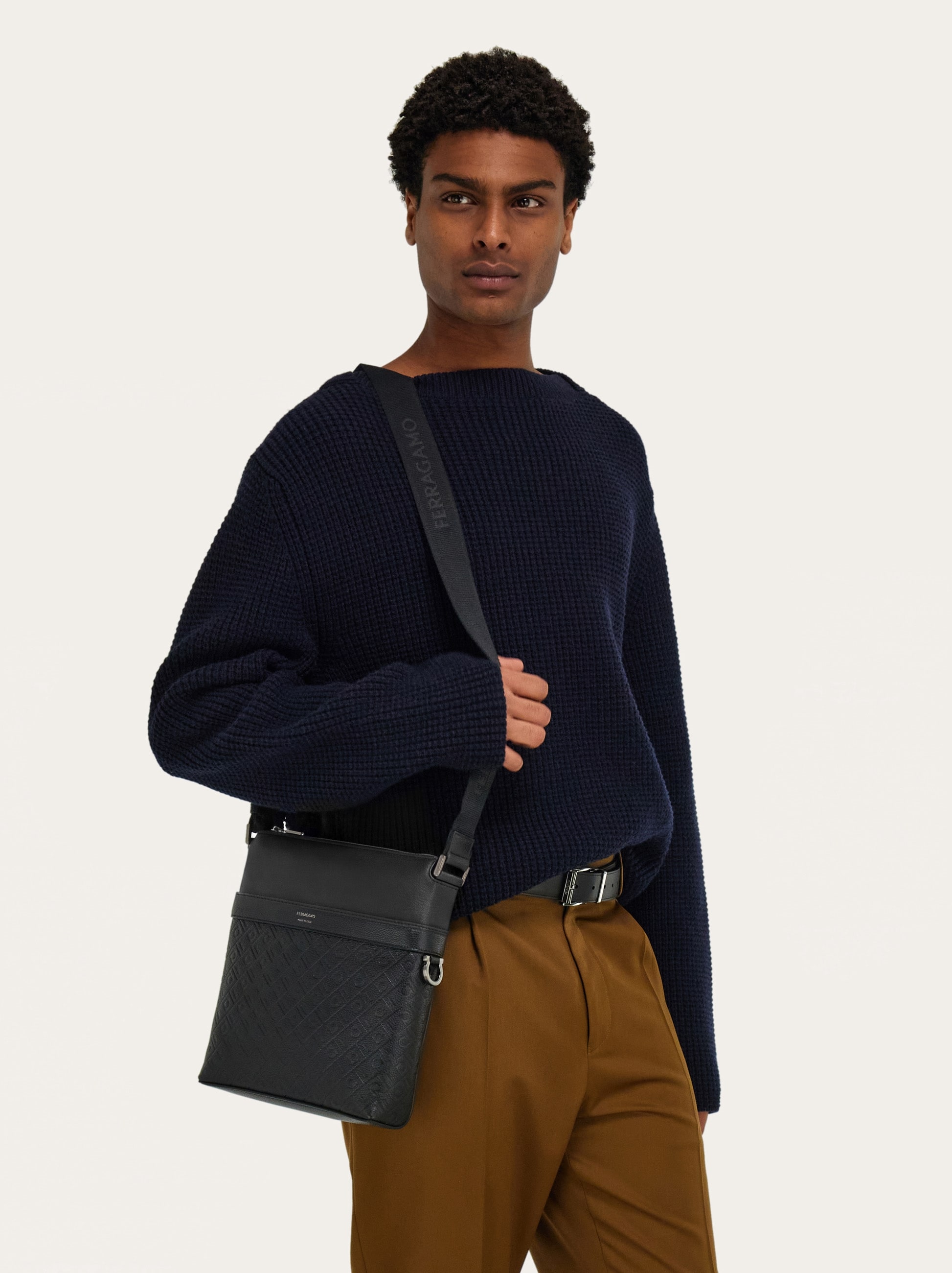 フェラガモ　肩かけバック FERRAGAMO（フェラガモ） ショルダーバッグ ホーボーバッグ ブラック