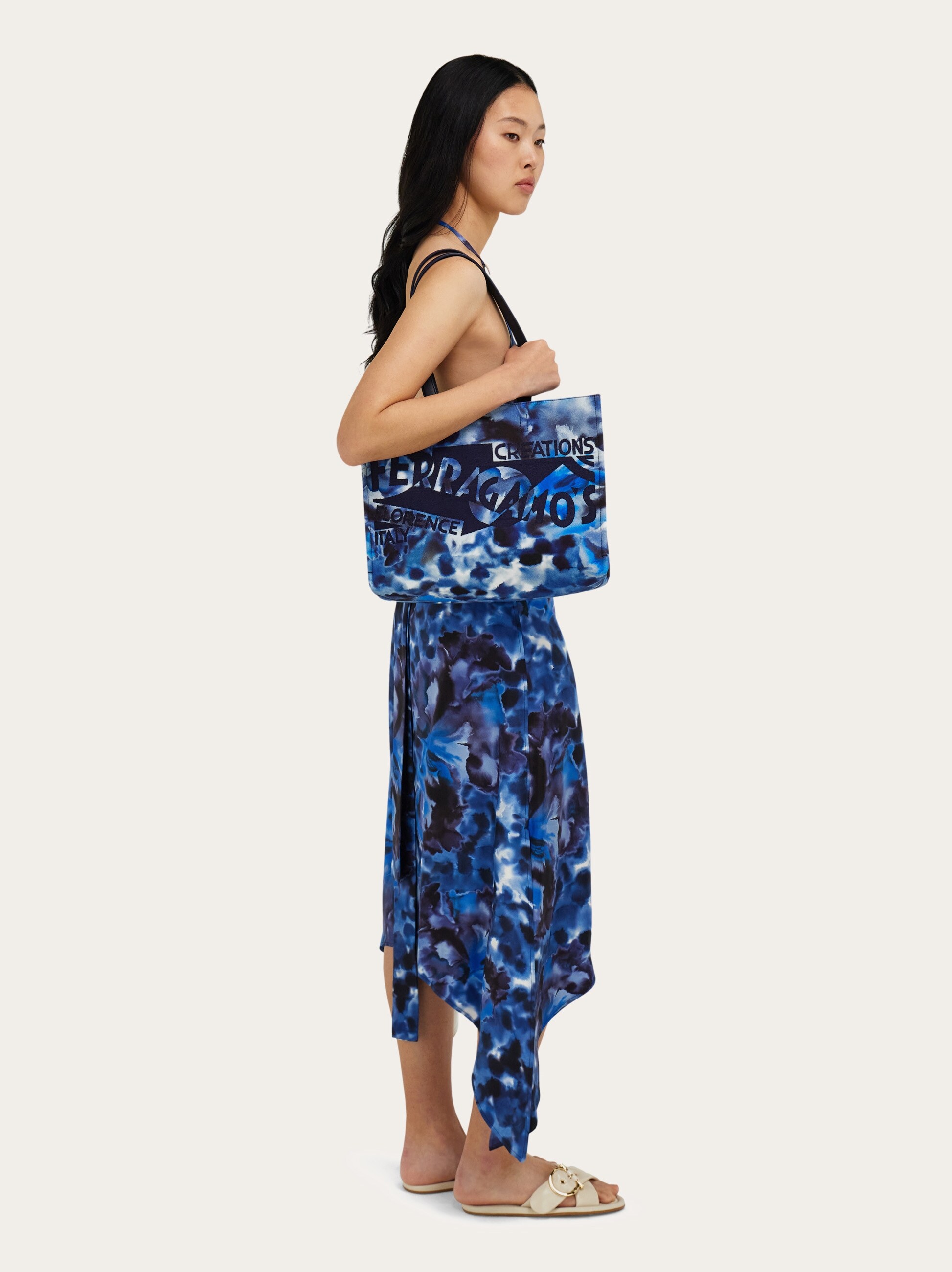 Carnation print tote bag (L) - Women | Ferragamo