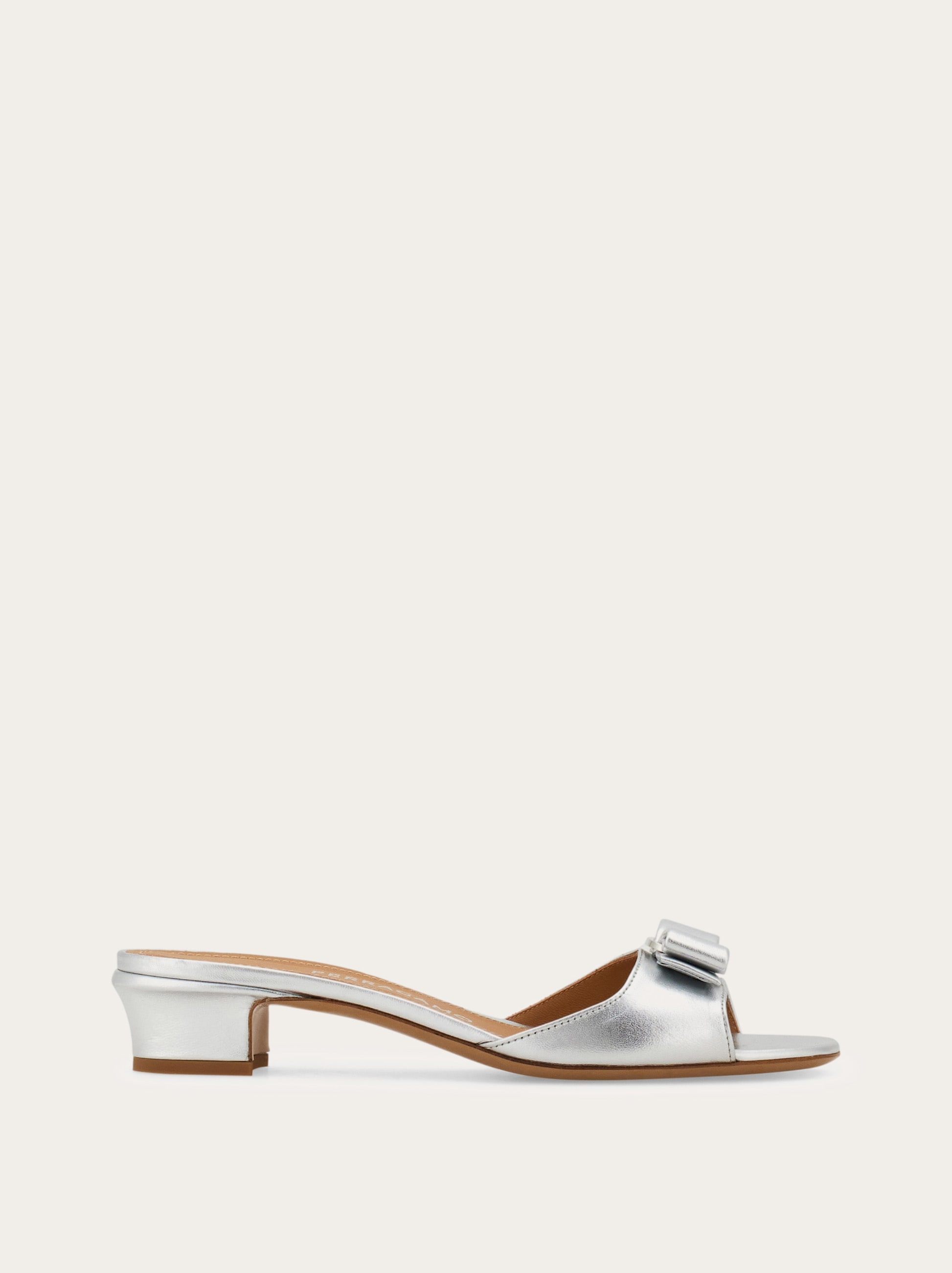 銀座本店限定】ヴァラ リボン スライドサンダル - ウィメンズ | Ferragamo