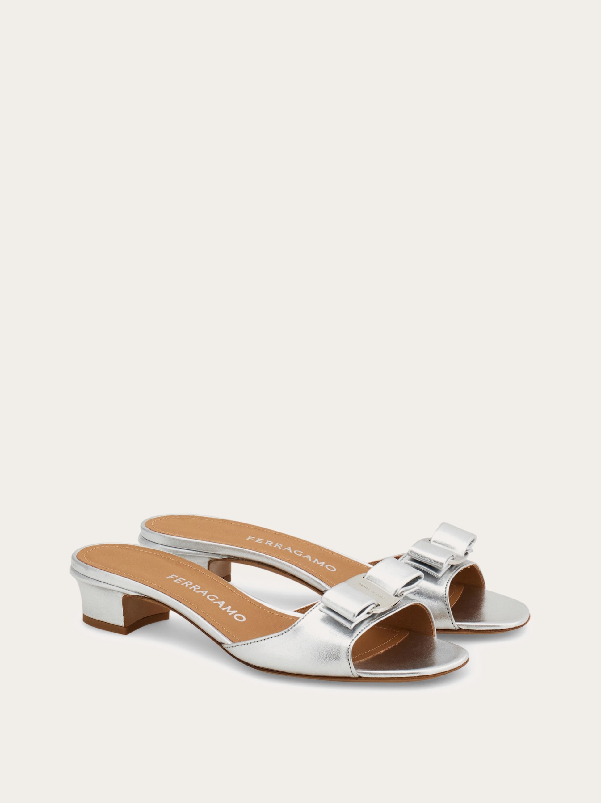 極美品 SalvatoreFerragamo ヴァラリボン ストラップサンダル 銀座本店限定】ヴァラ リボン スライドサンダル - ウィメンズ | Ferragamo