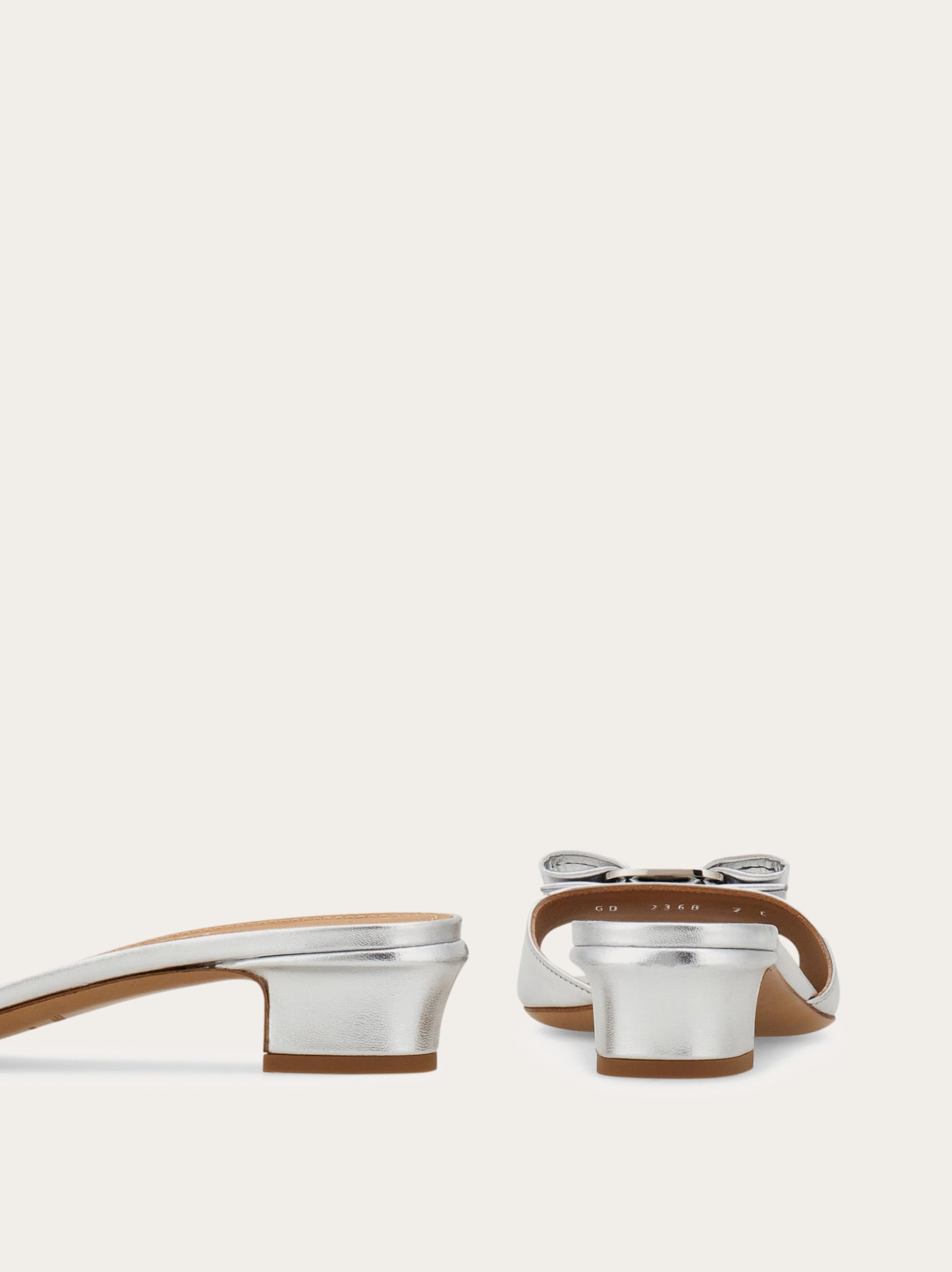 銀座本店限定】ヴァラ リボン スライドサンダル - ウィメンズ | Ferragamo