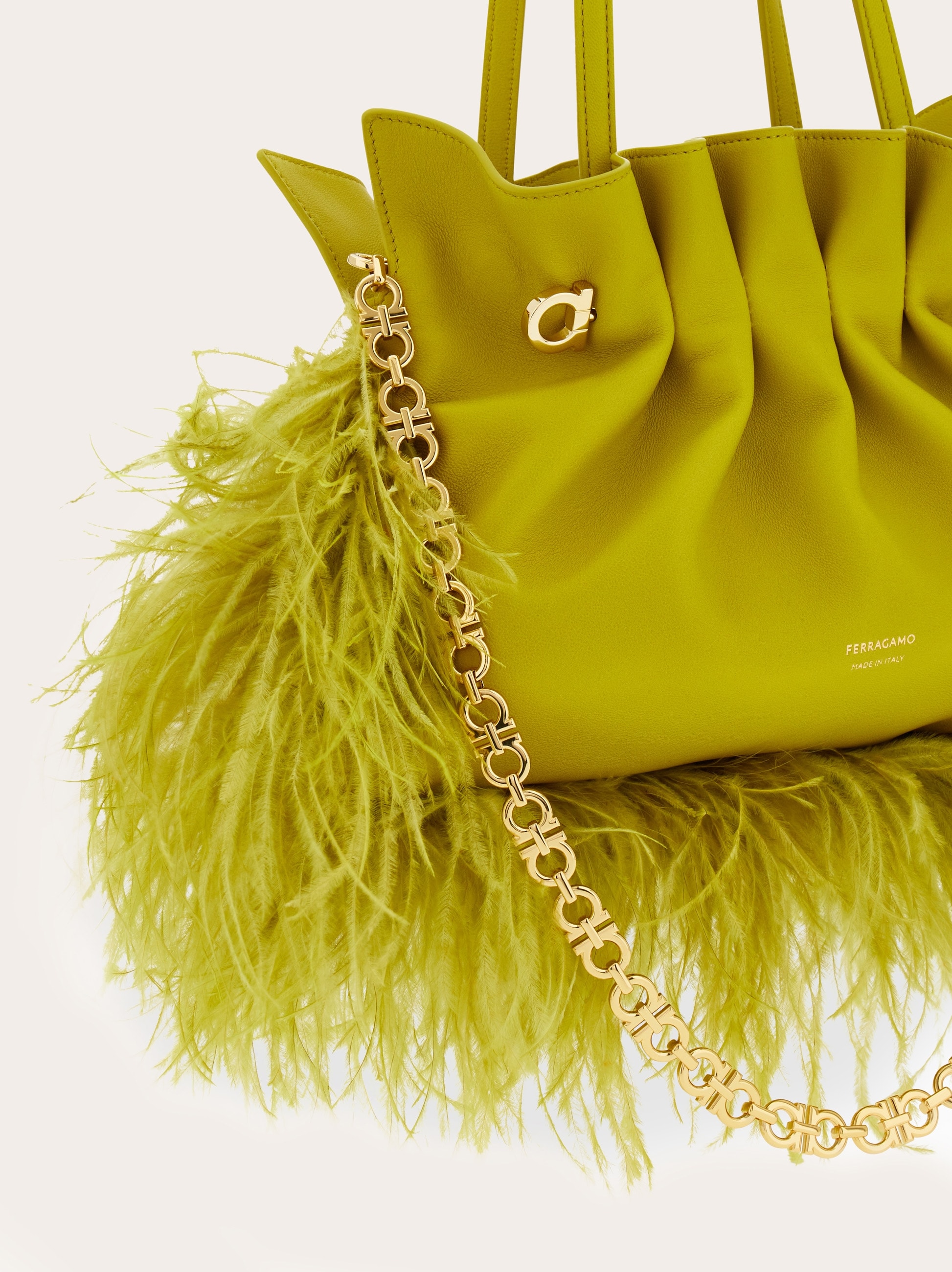 フェラガモゴールドメタル付きパーティーバッグ フェラガモ ソフトバッグ(S) - ウィメンズ | Ferragamo