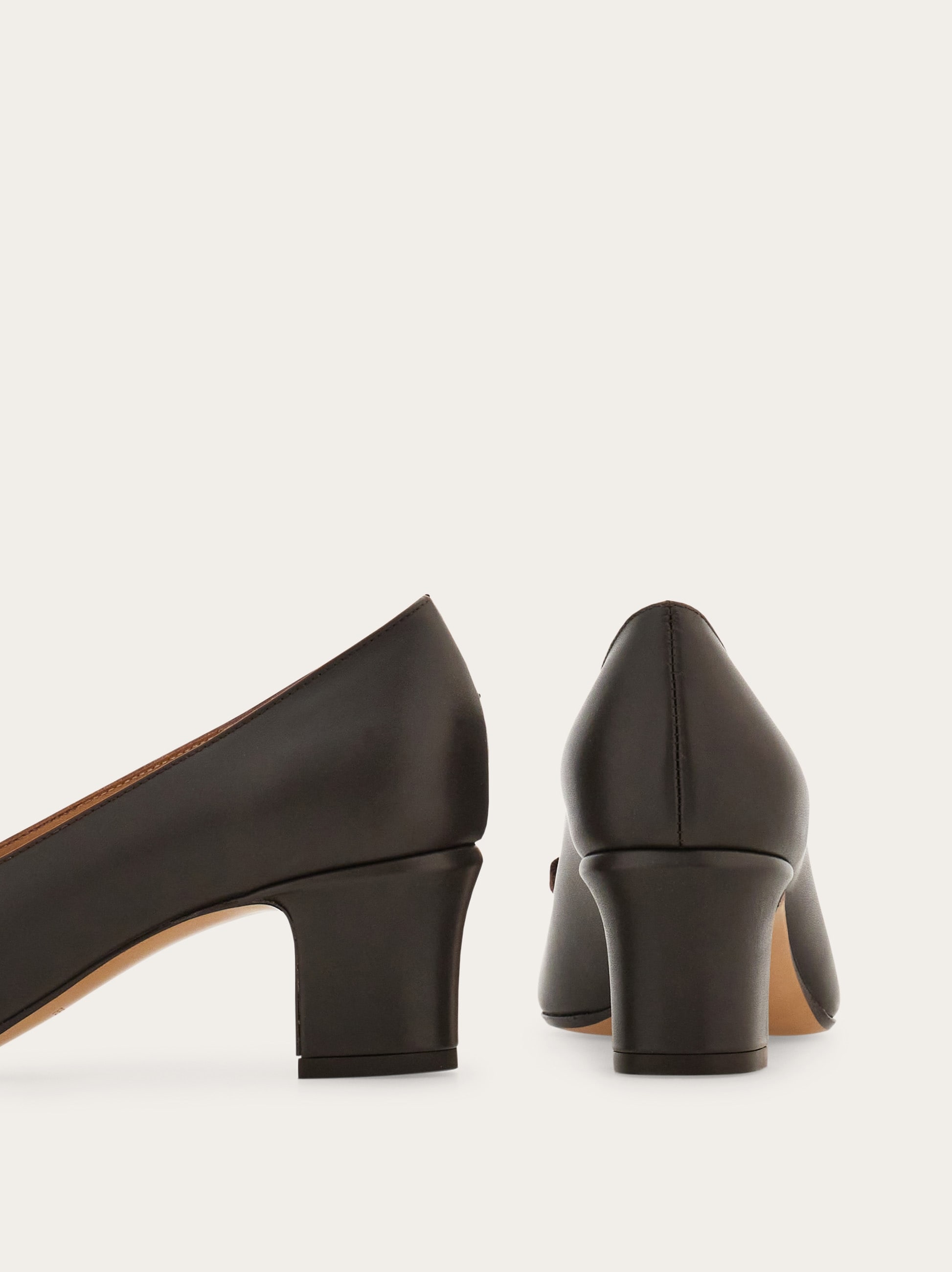 ■希少■ Ferragamo パンプス スエード ヴァラリボン 黒　7½D ヴァラ リボン パンプス - ウィメンズ | Ferragamo