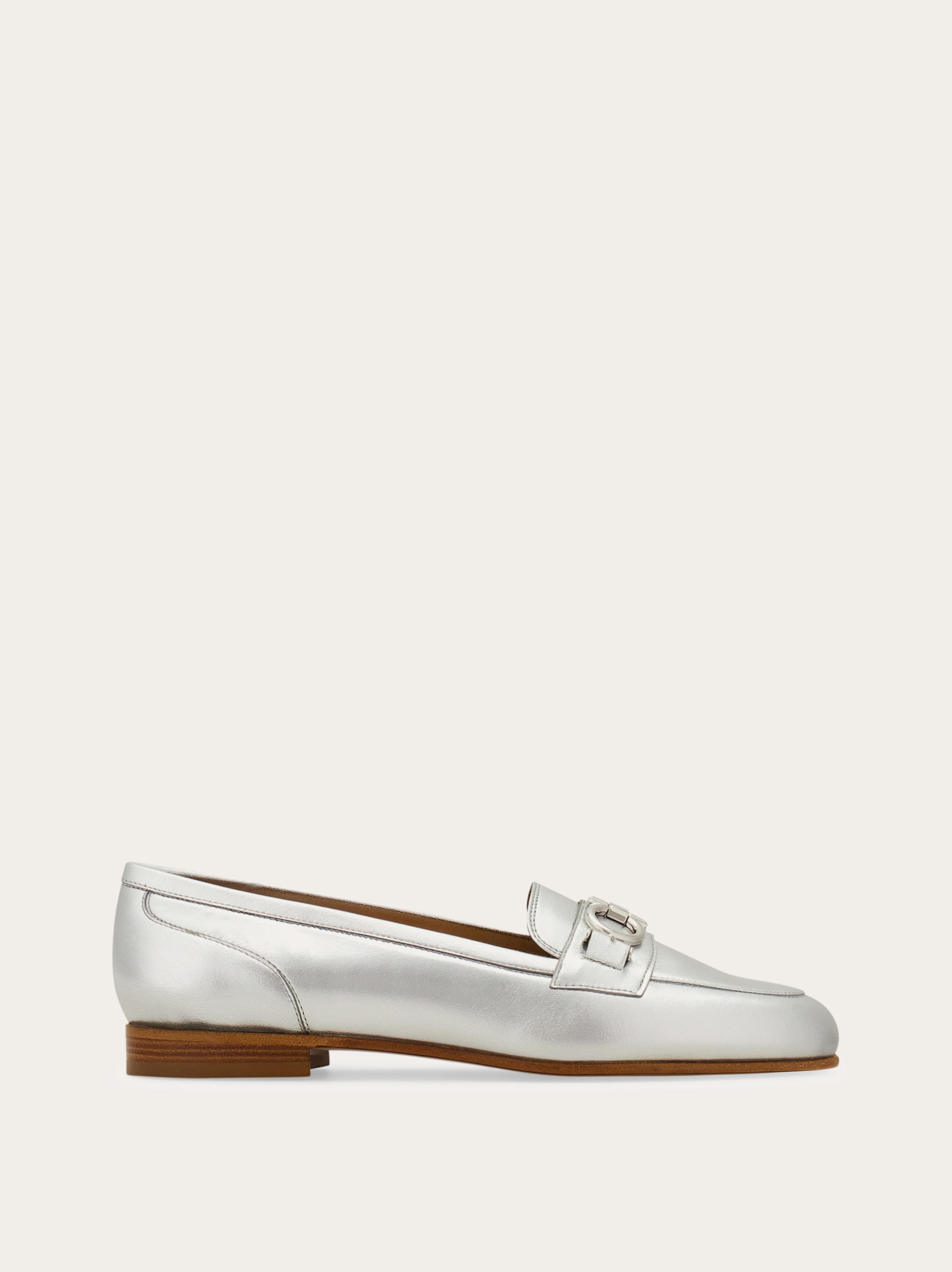【美品レア】Ferragamo モカシン/ローファー リボン シルバー 25.5 Gancini ornament moccasin - Women | Ferragamo