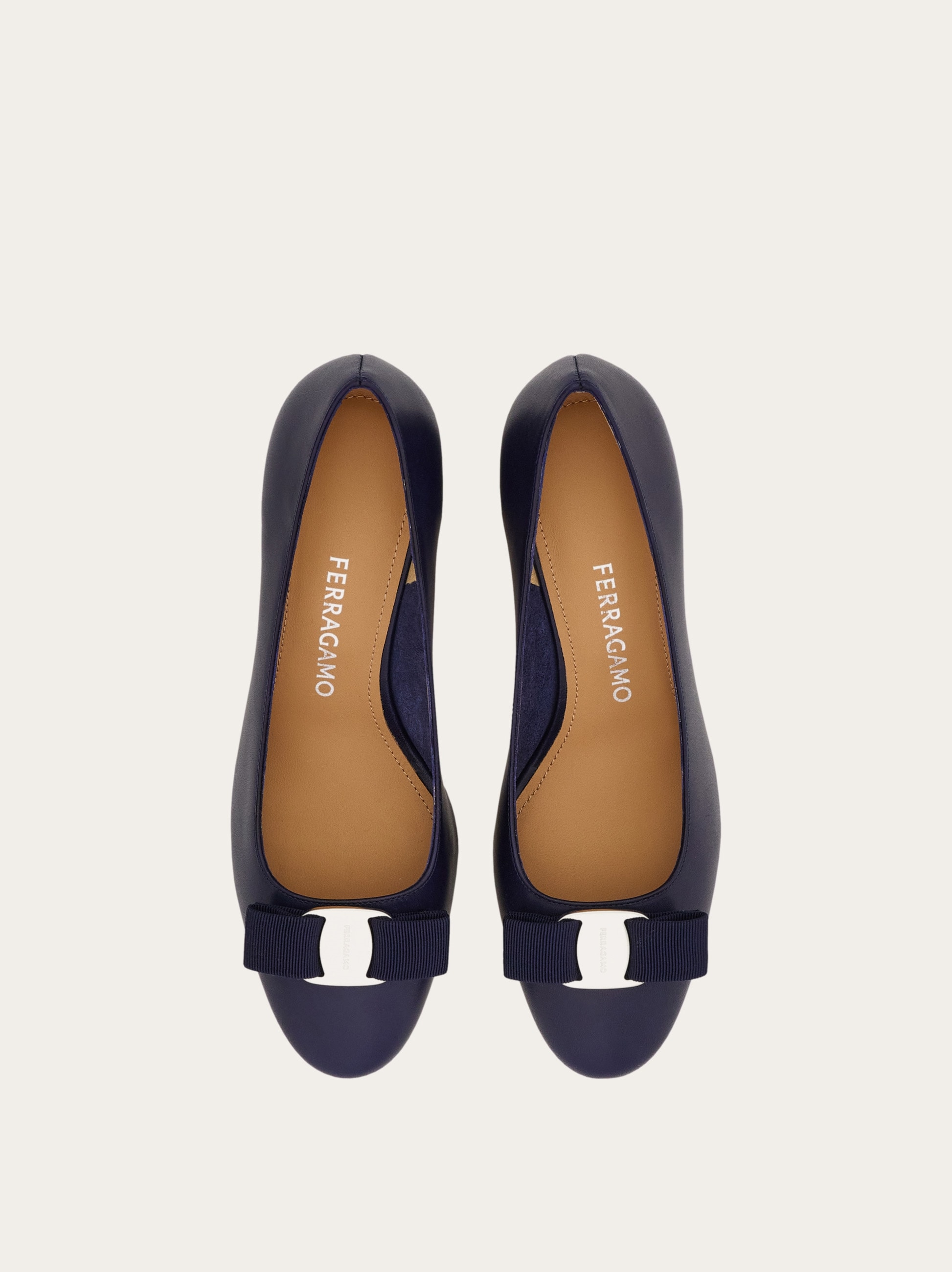 FERRAGAMO ネイビー リボン付きフラットシューズ ヴァラ リボン パンプス - ウィメンズ | Ferragamo