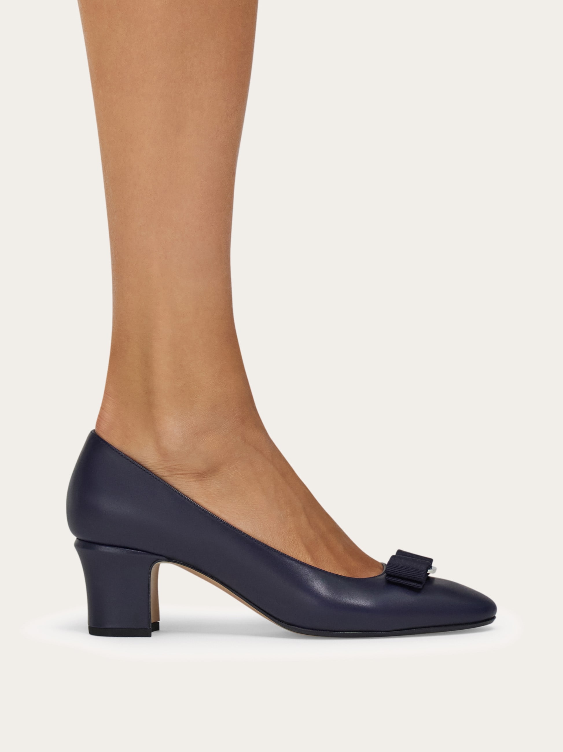ヴァラ リボン パンプス - ウィメンズ | Ferragamo
