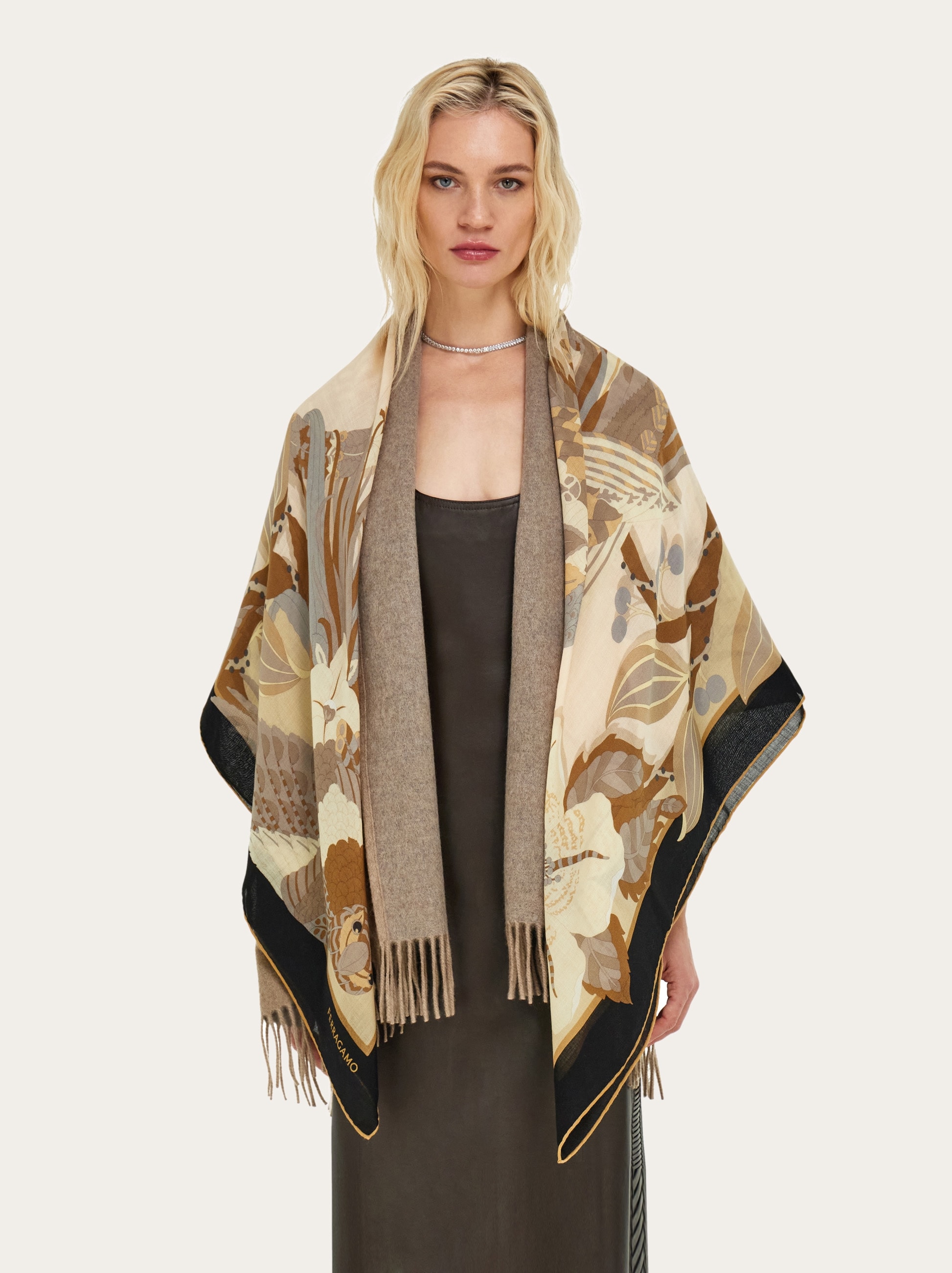 Salvatore Ferragamo クッション 花と鳥 Parrots print cashmere shawl - Women | Ferragamo