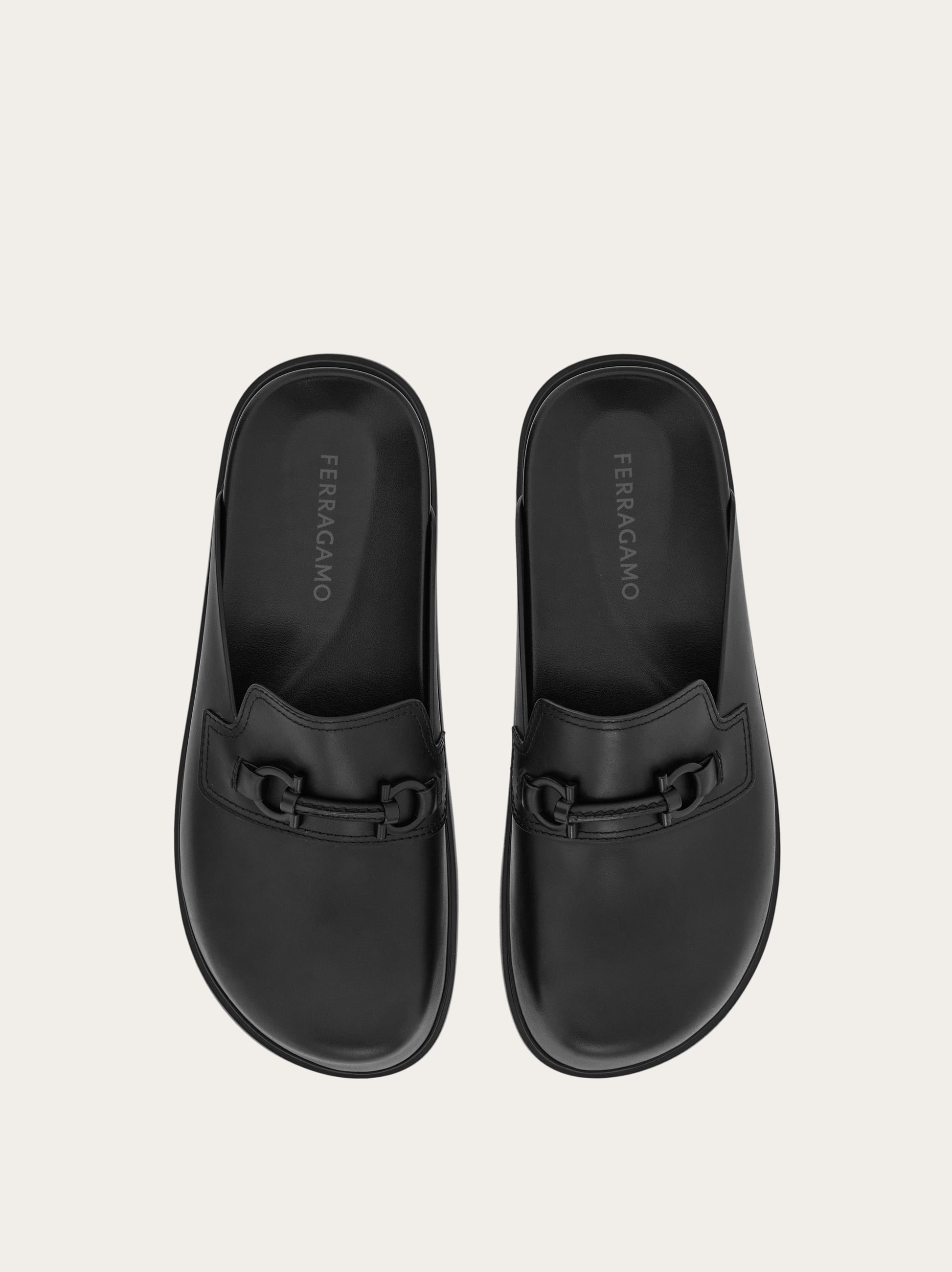 Salvatore Ferragamo ブラックレザー スリッパ Gancini ornament mule - Men | Ferragamo