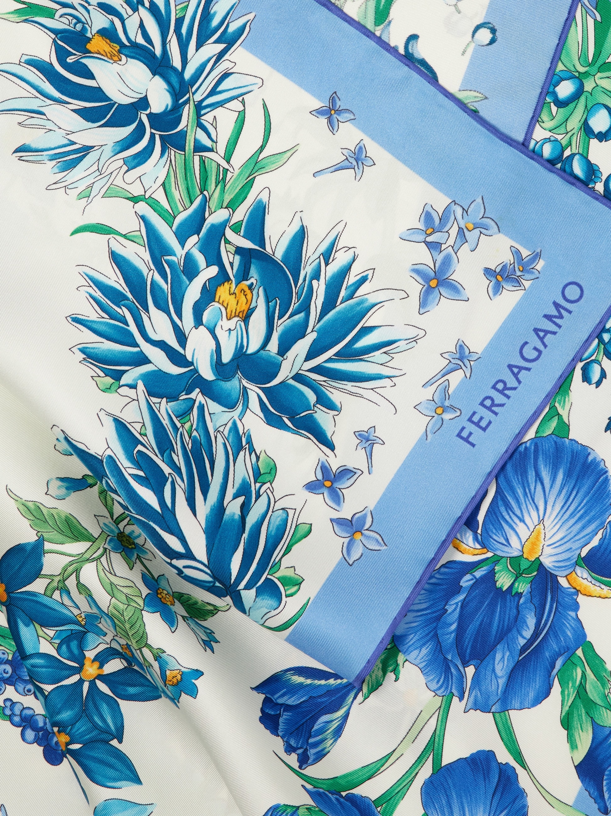 ■値下げしました■ Salvatore Ferragamo 花柄シルクスカーフ ふるさと納税 Flowers 花柄シルクスカーフ Ferragamo Salvatore