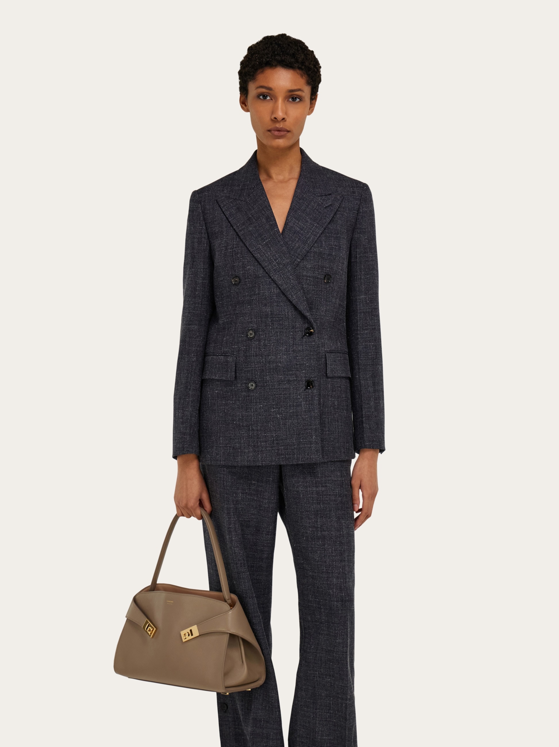 Hug ソフト バイカラー ワンショルダーバッグ(M) - ウィメンズ | Ferragamo