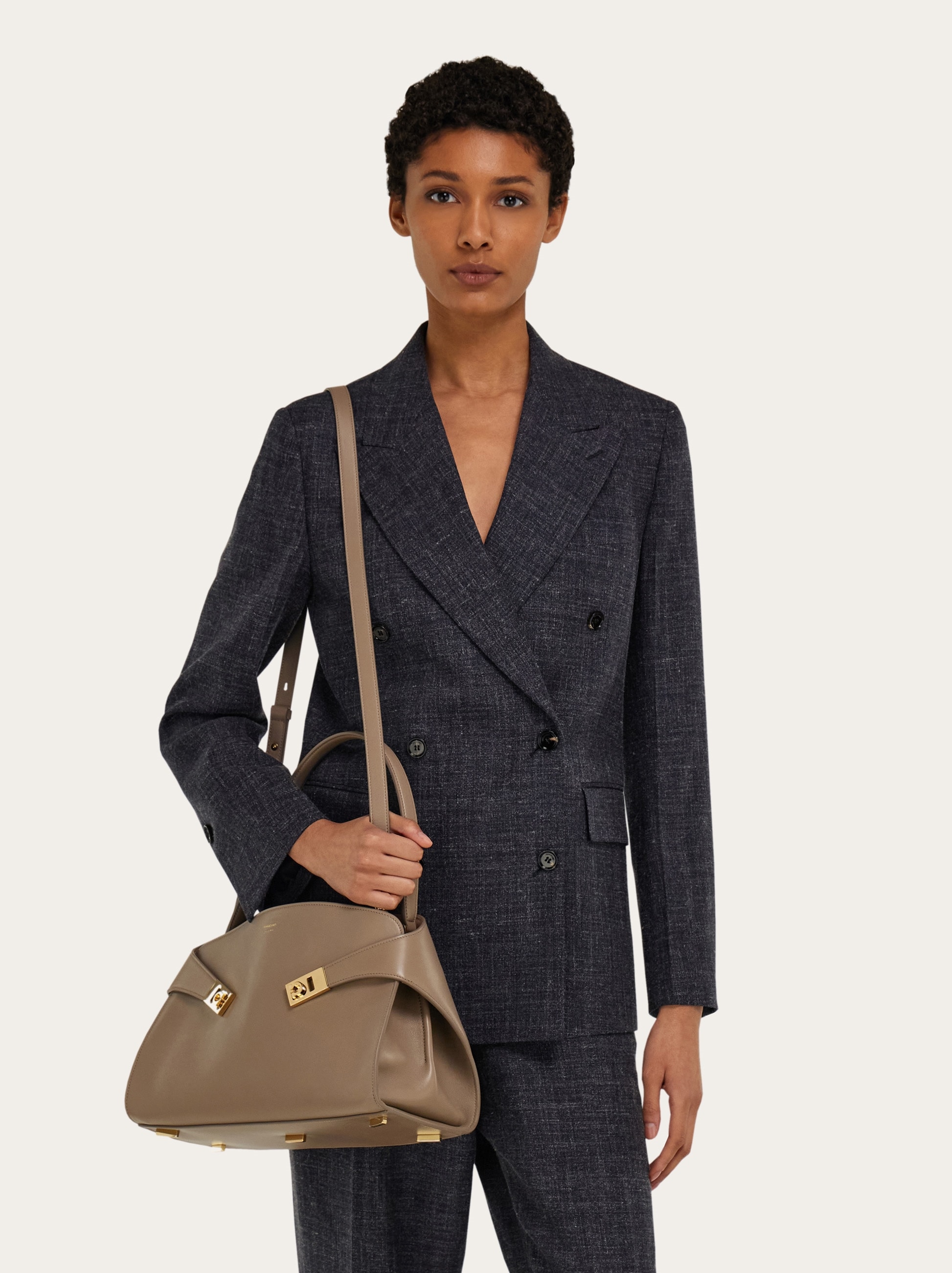 Hug soft shoulder bag (M) - Women | Ferragamo