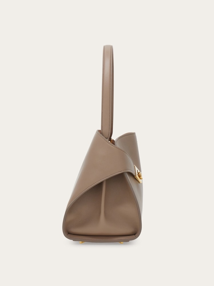 Hug soft shoulder bag (M) Gallery image 4