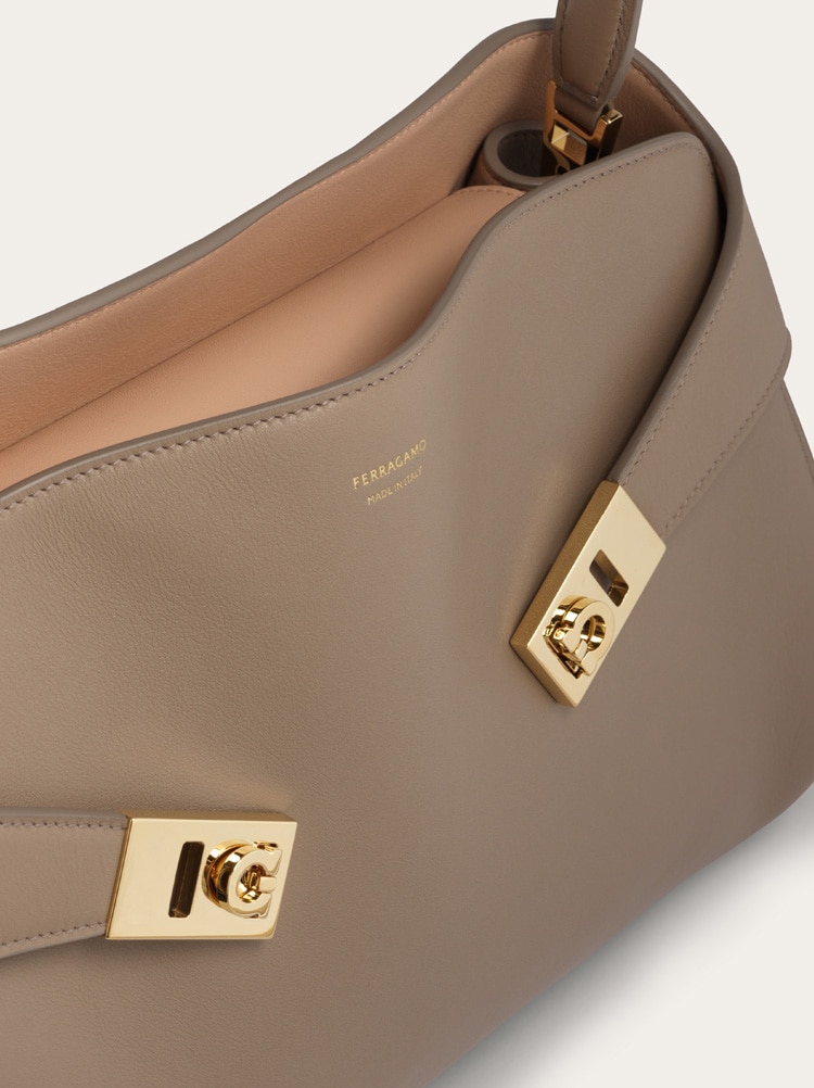 Hug Soft shoulder bag (M) Gallery image 8
