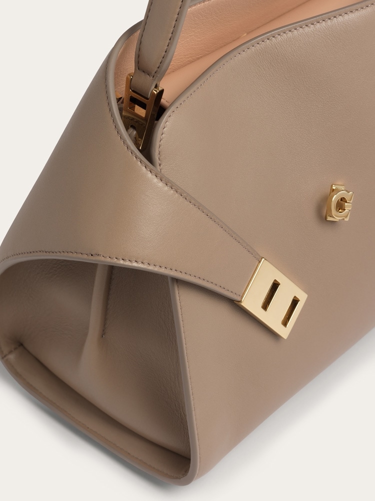 Hug Soft shoulder bag (M) Gallery image 9