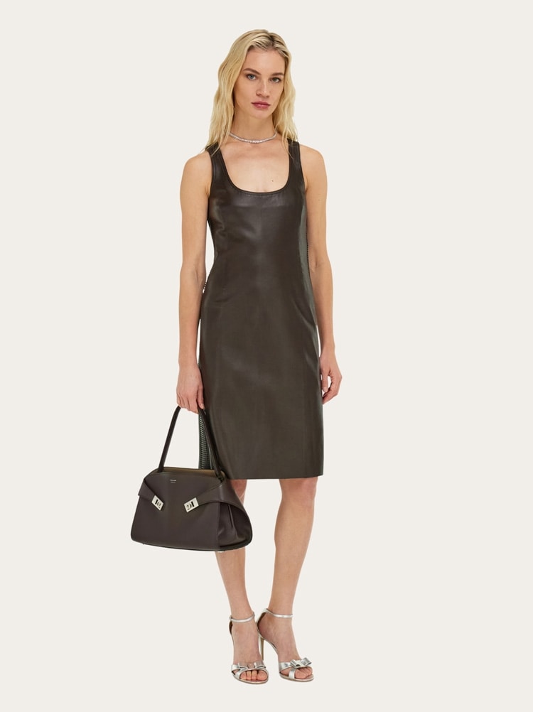 Hug soft shoulder bag (M) Gallery image 2