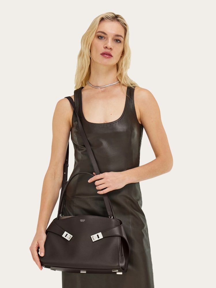 Hug soft shoulder bag (M) Gallery image 3