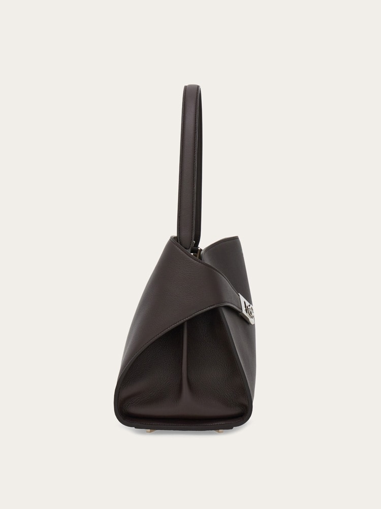 Hug soft shoulder bag (M) Gallery image 4