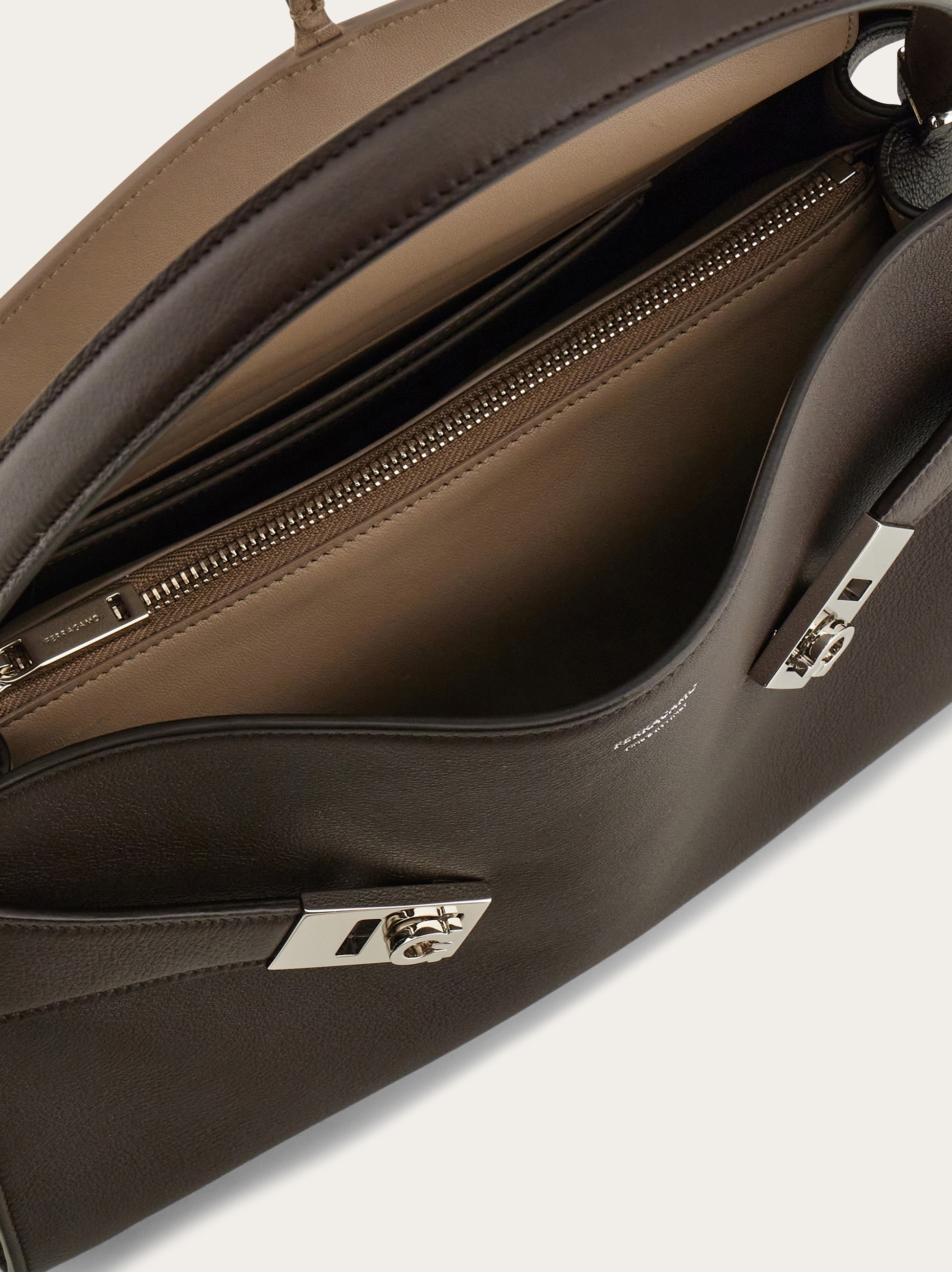 Hug soft shoulder bag (M) - Women | Ferragamo