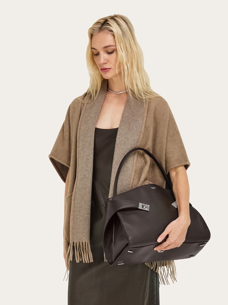 Hug soft bicolor shoulder bag (L) Gallery image 6