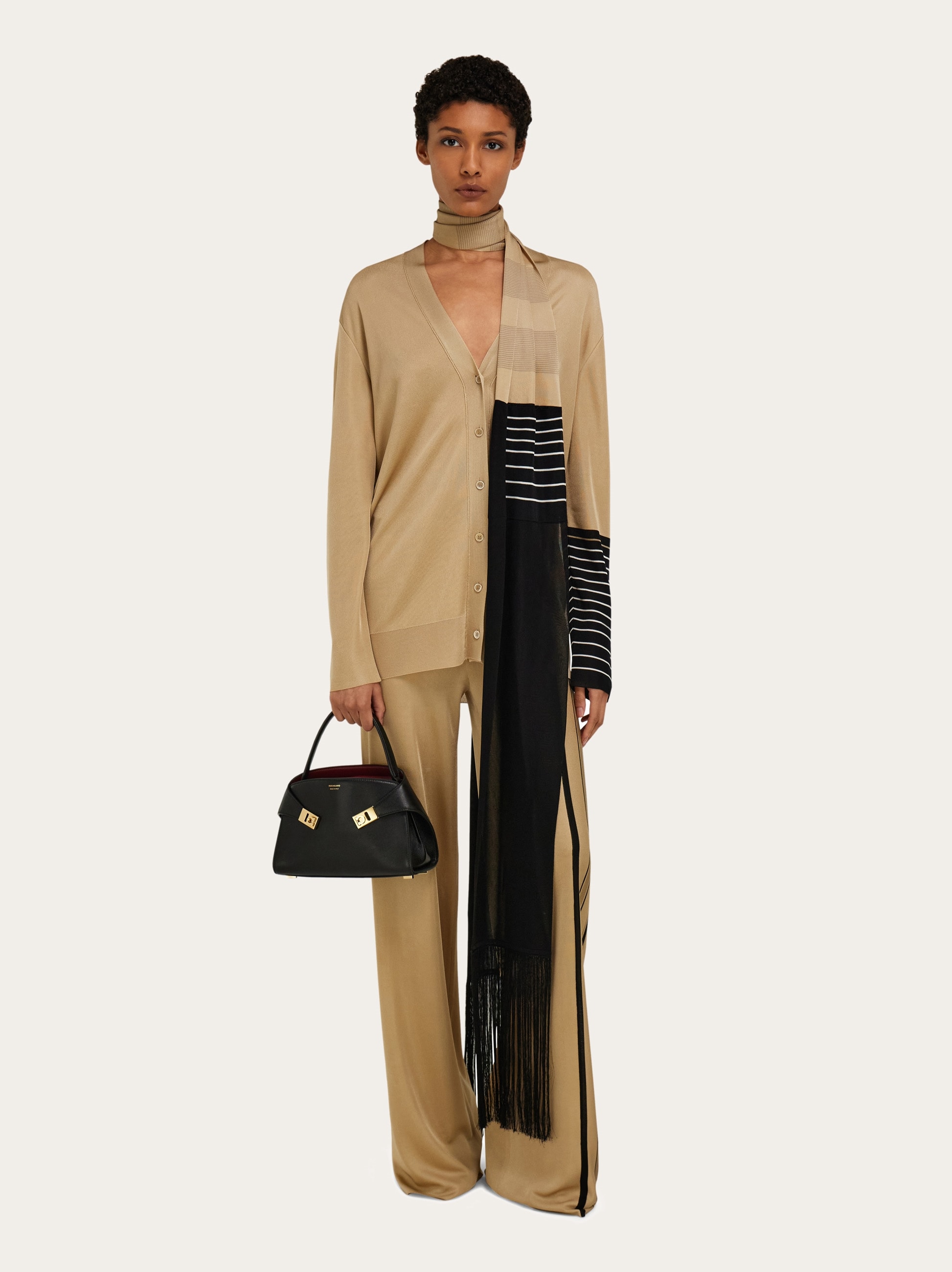 Hug ソフト バイカラーハンドバッグ(XS) - ウィメンズ | Ferragamo