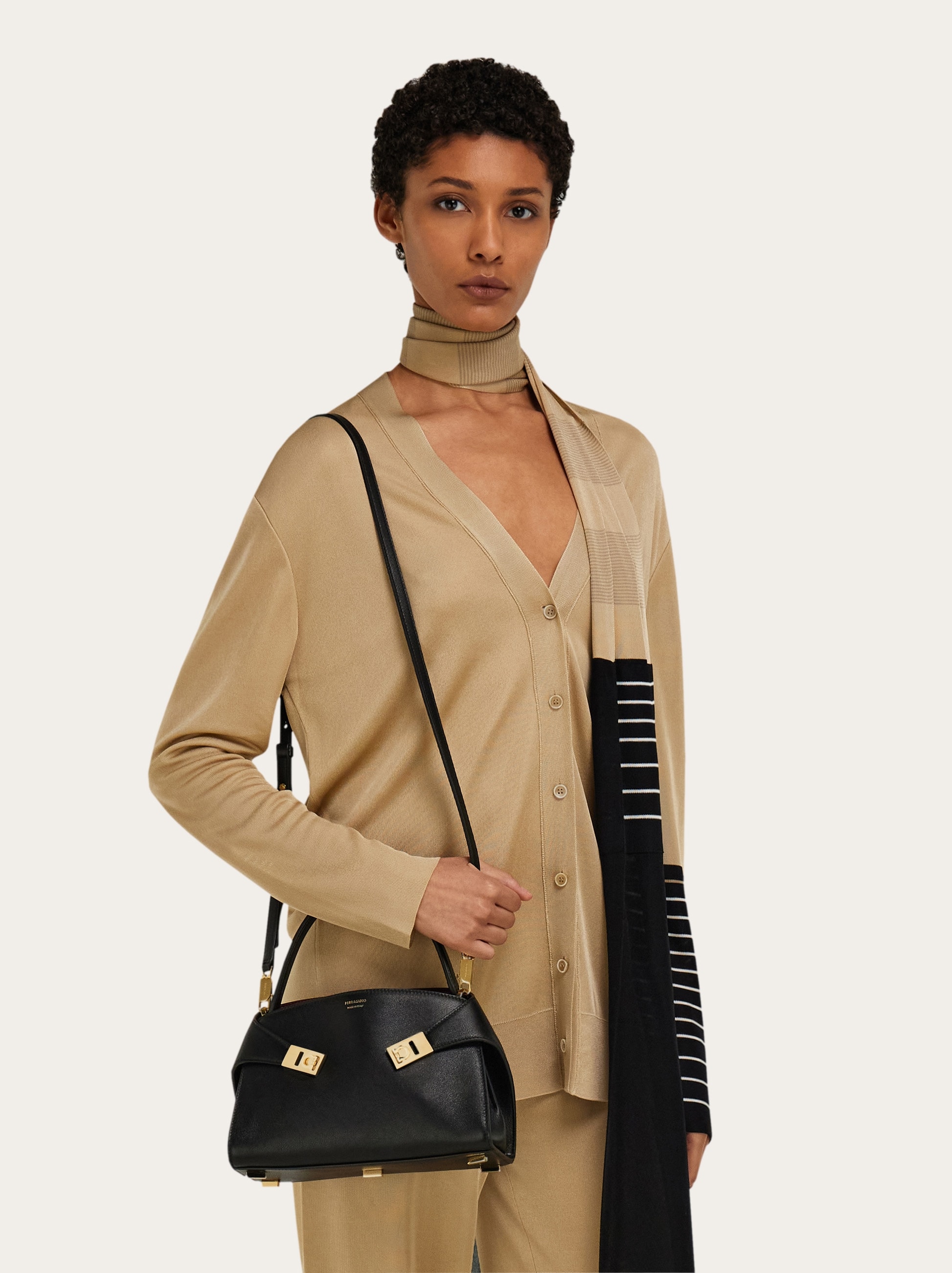 Hug ソフト バイカラーハンドバッグ(XS) - ウィメンズ | Ferragamo