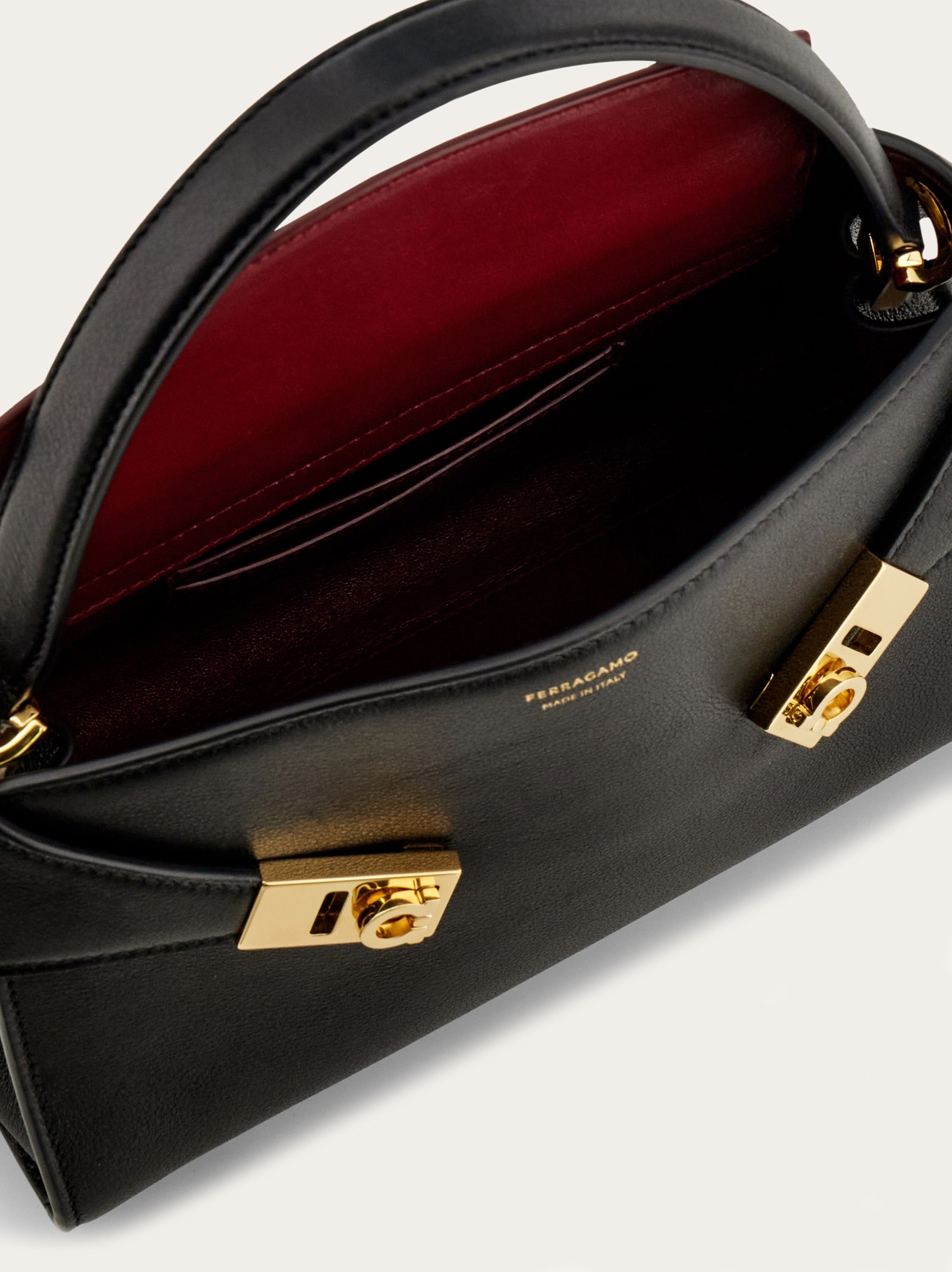 Hug ソフト バイカラーハンドバッグ(XS) - ウィメンズ | Ferragamo