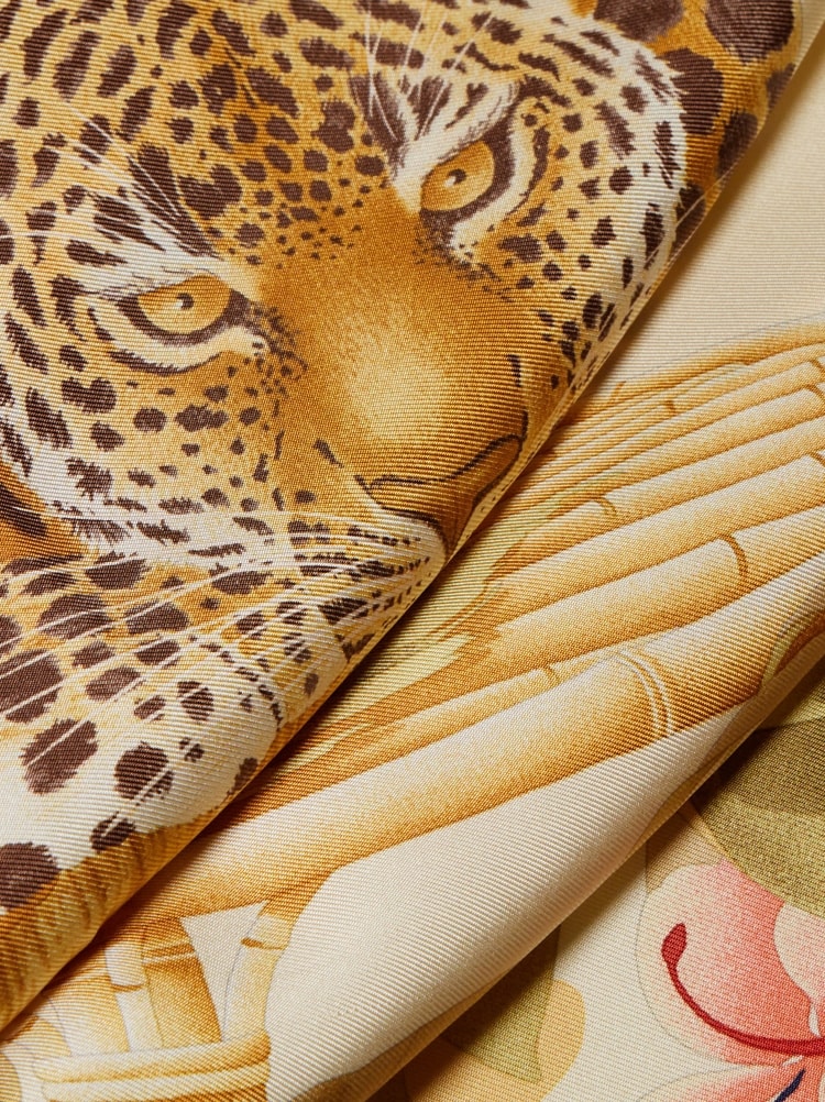 Foulard en soie imprimé Jungle Gallery image 2