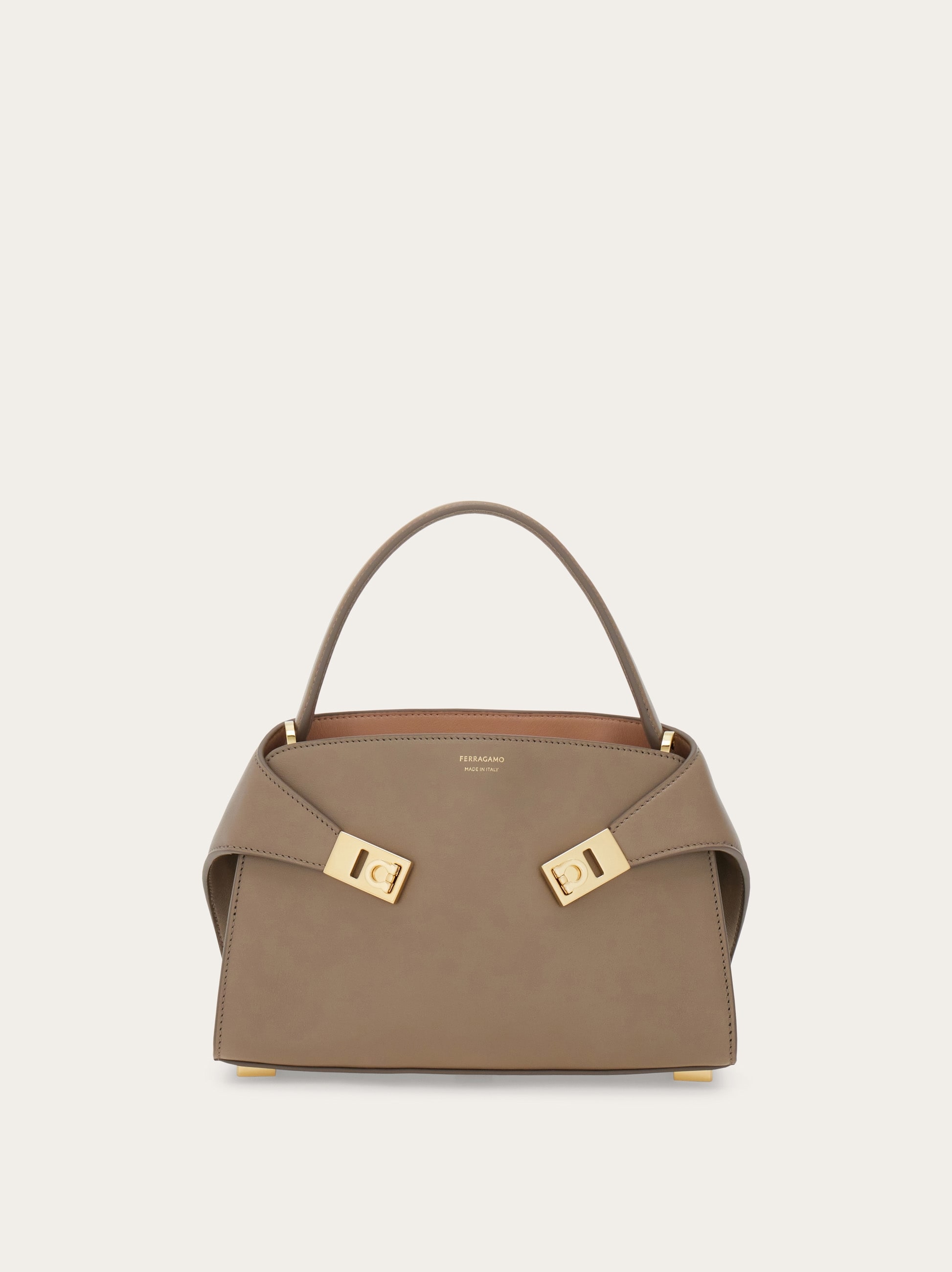 Hug ソフト バイカラーハンドバッグ(XS) - ウィメンズ | Ferragamo