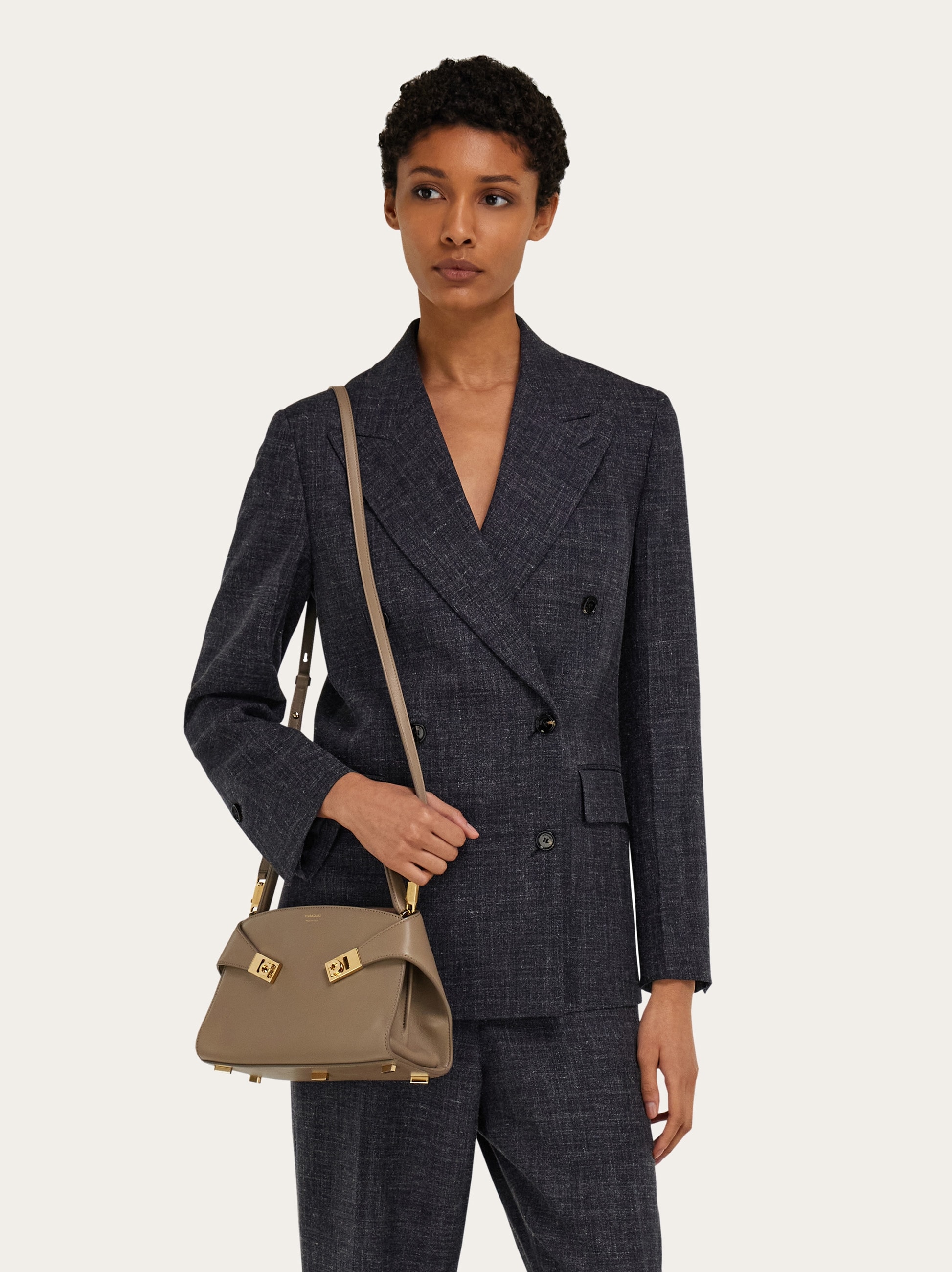 Hug ソフト バイカラーハンドバッグ(XS) - ウィメンズ | Ferragamo