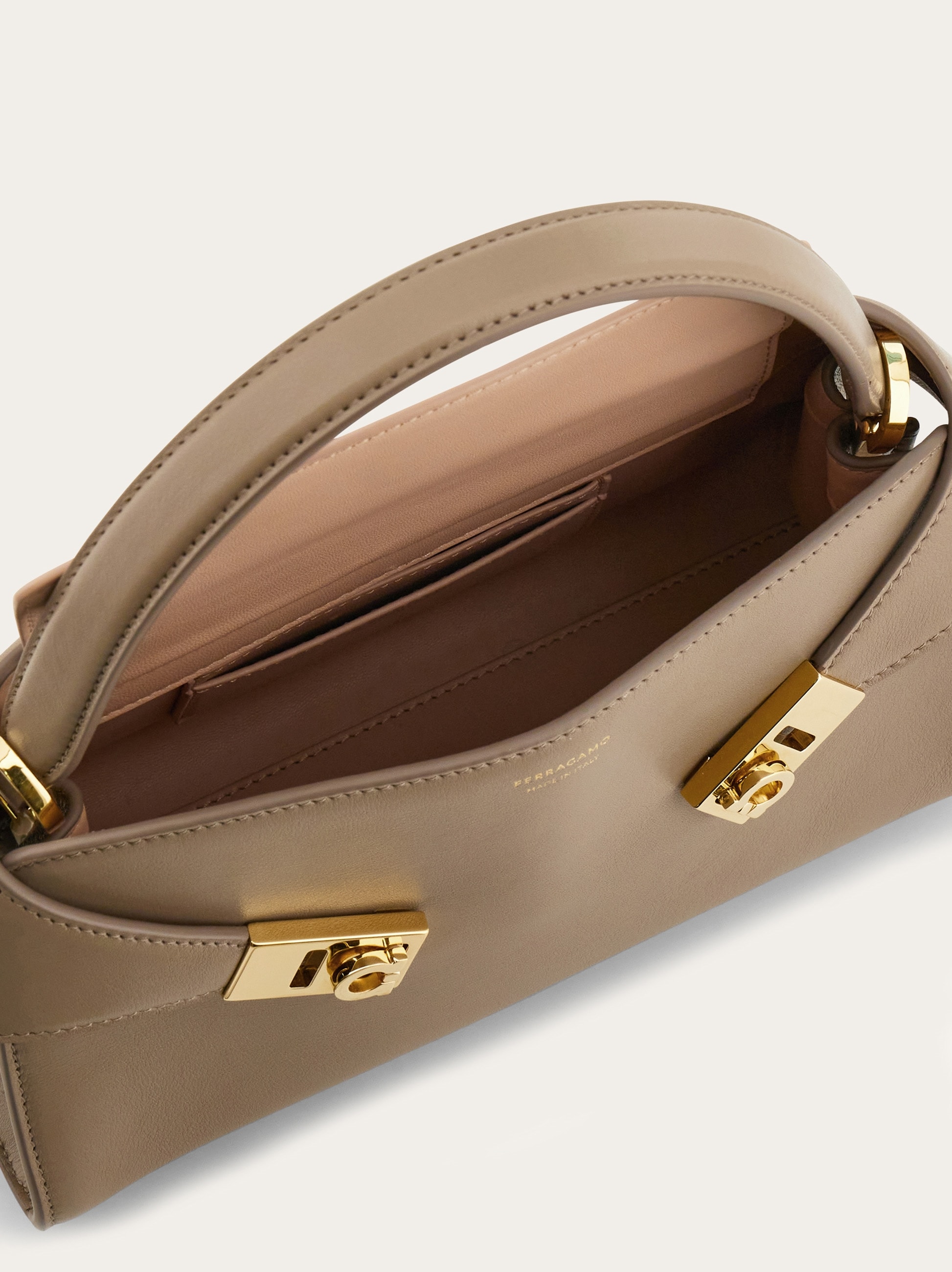 Hug ソフト バイカラーハンドバッグ(XS) - ウィメンズ | Ferragamo