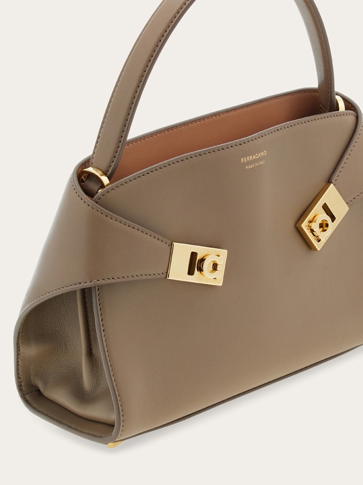 Hug soft bicolor handbag (XS) Gallery image 7